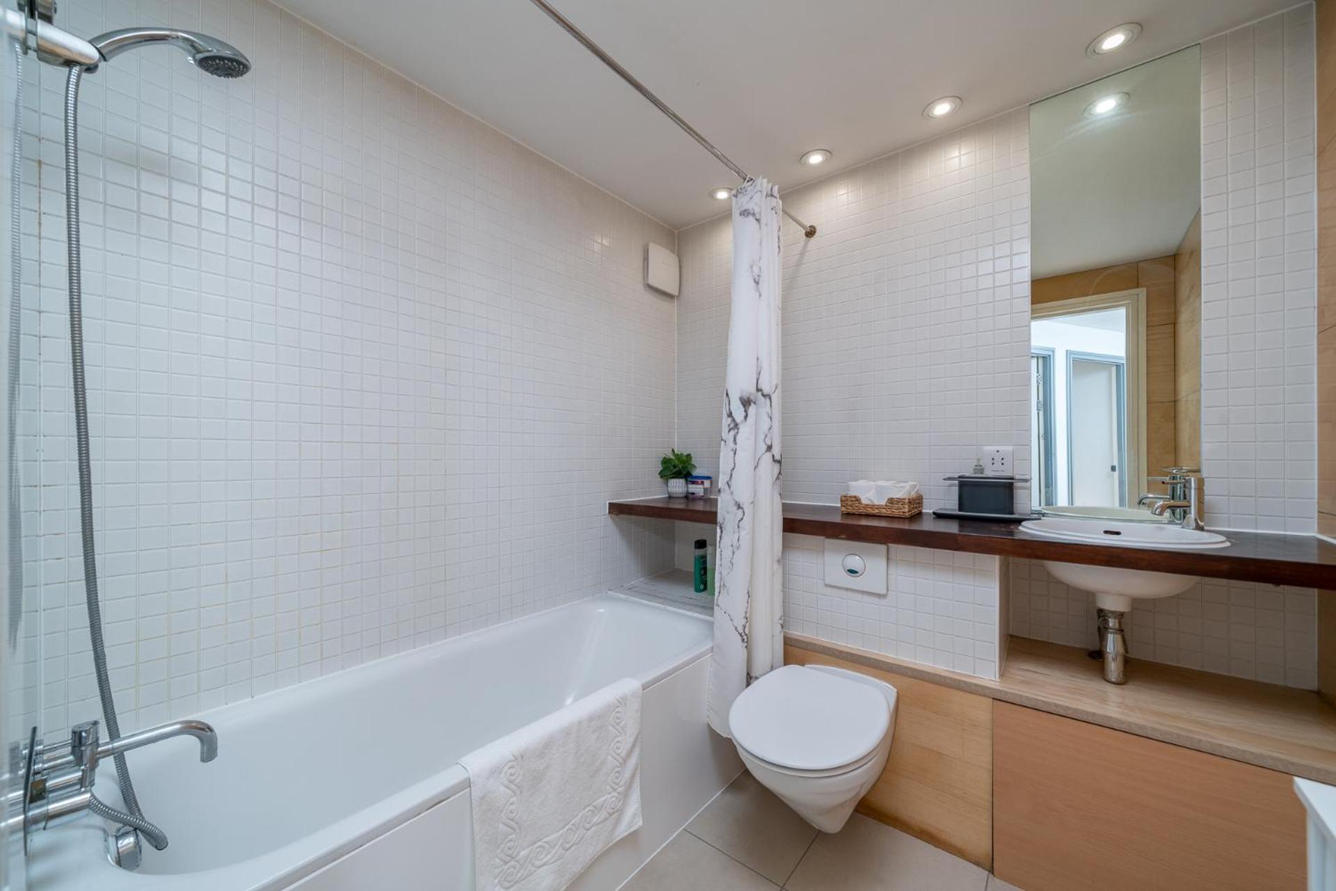 Apartment Lovely 3bd Flat, Parking, Sleeps Six Close To O2 *