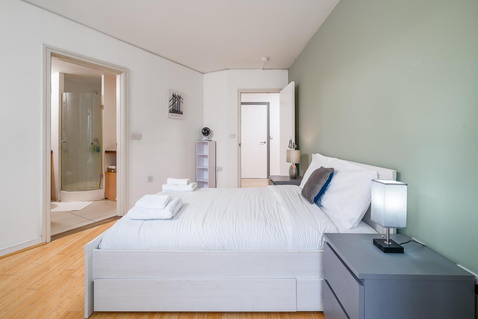 Lovely 3bd Flat, Parking, Sleeps Six Close To O2 Apartment *