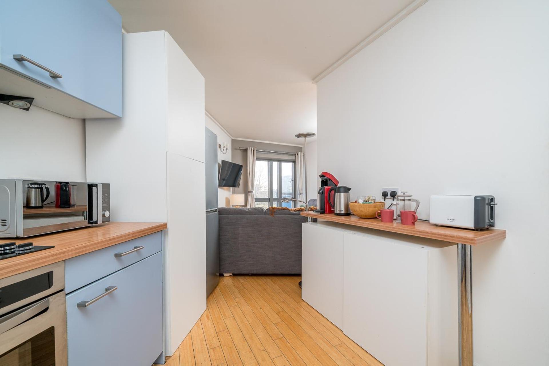 Lovely 3bd Flat, Parking, Sleeps Six Close To O2 *