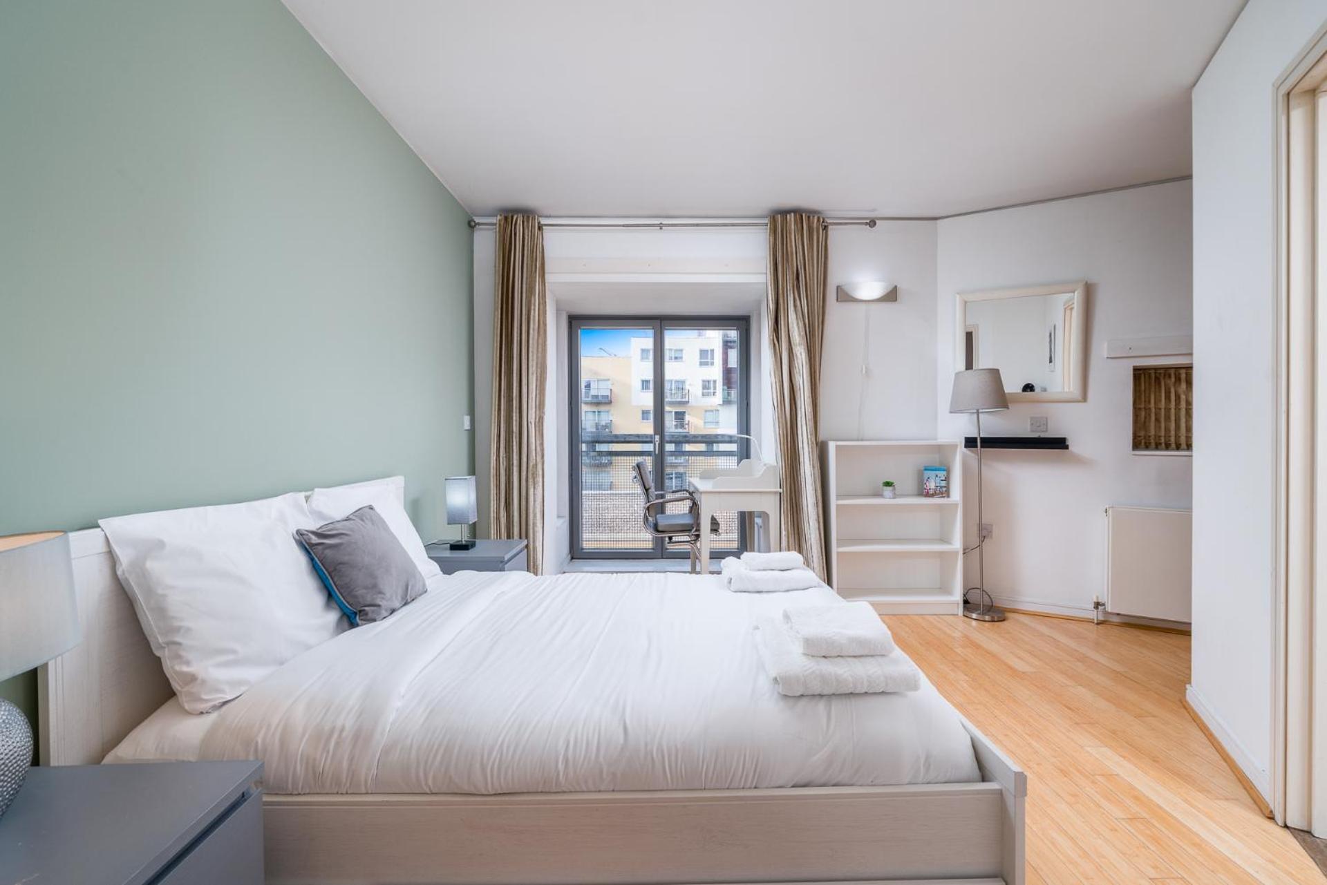 Lovely 3bd Flat, Parking, Sleeps Six Close To O2 Apartment *