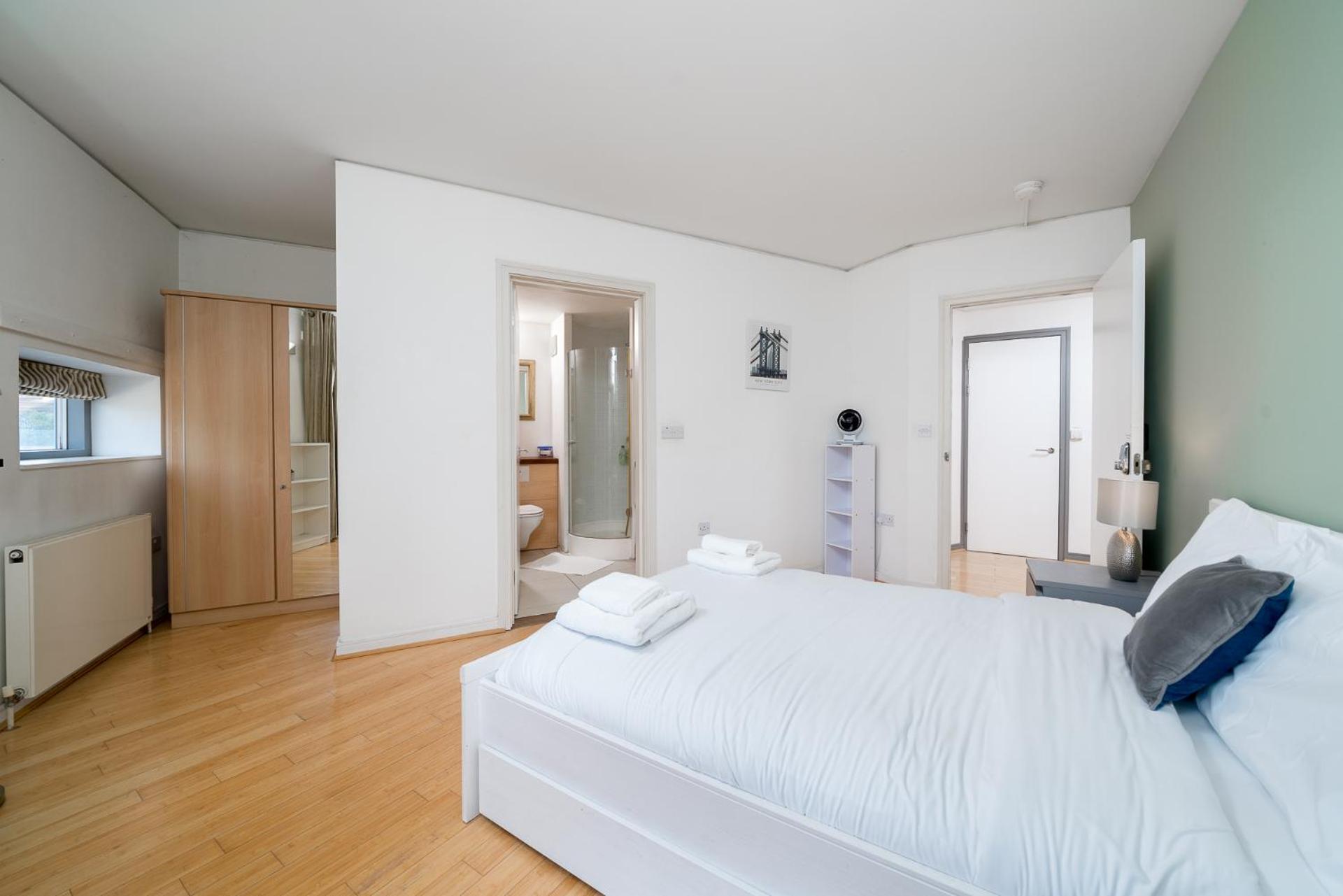 Lovely 3bd Flat, Parking, Sleeps Six Close To O2 *