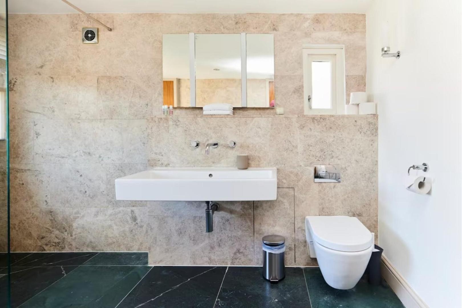 Stylish 3br With Private Patio In Maida Vale *