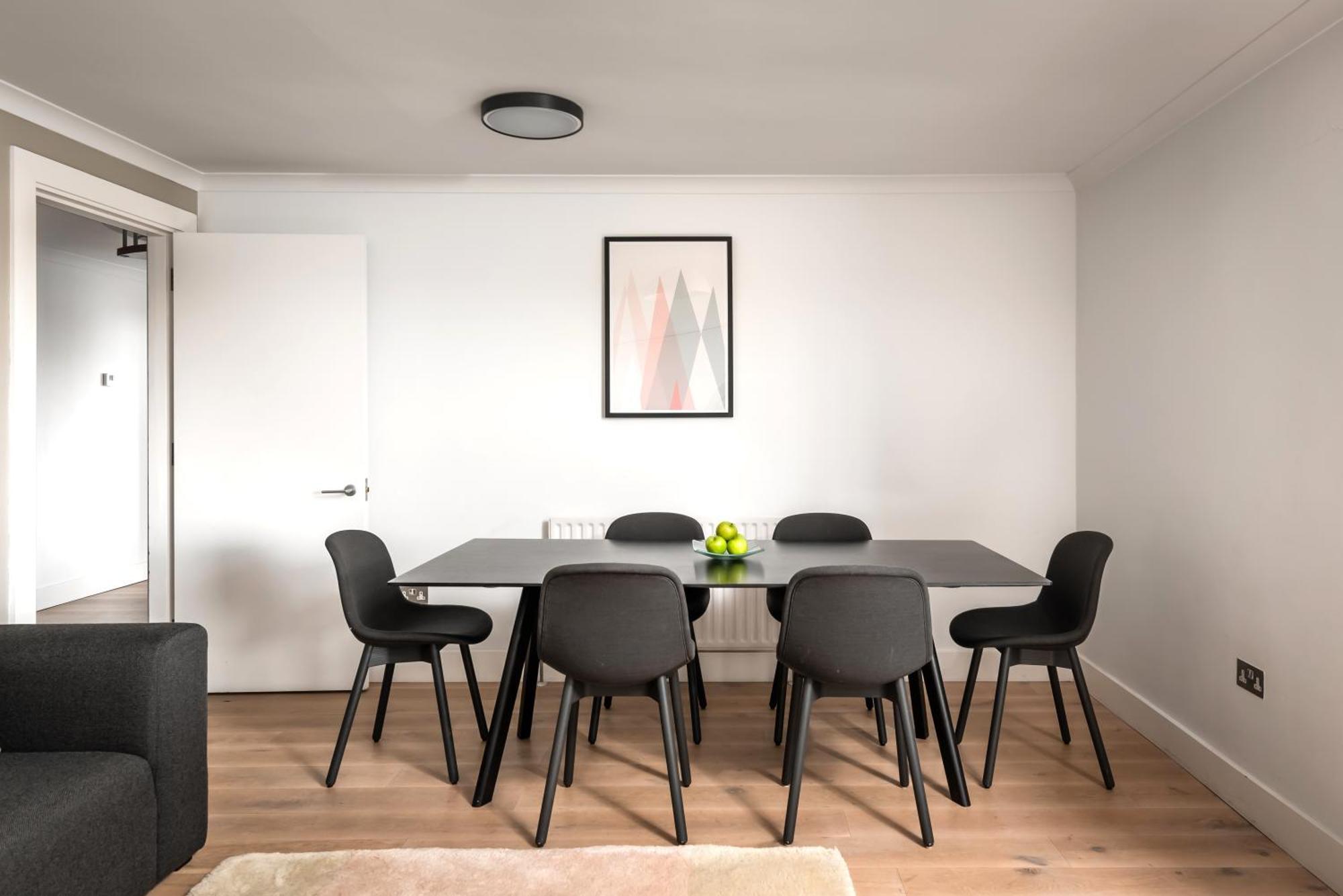 Monarch House - Serviced - Kensington Apartment *