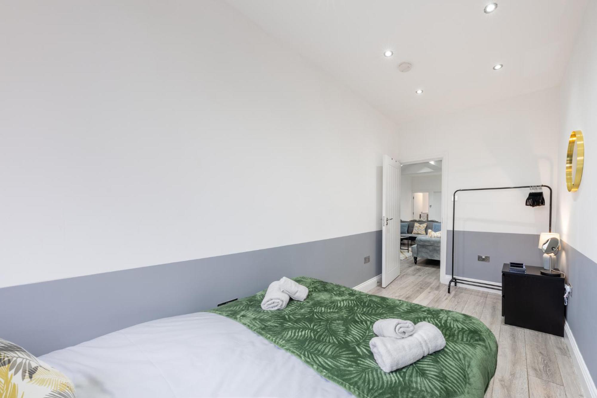 Spacious & Comfortable 3-bedroom Retreat In Nw10 Holiday home London