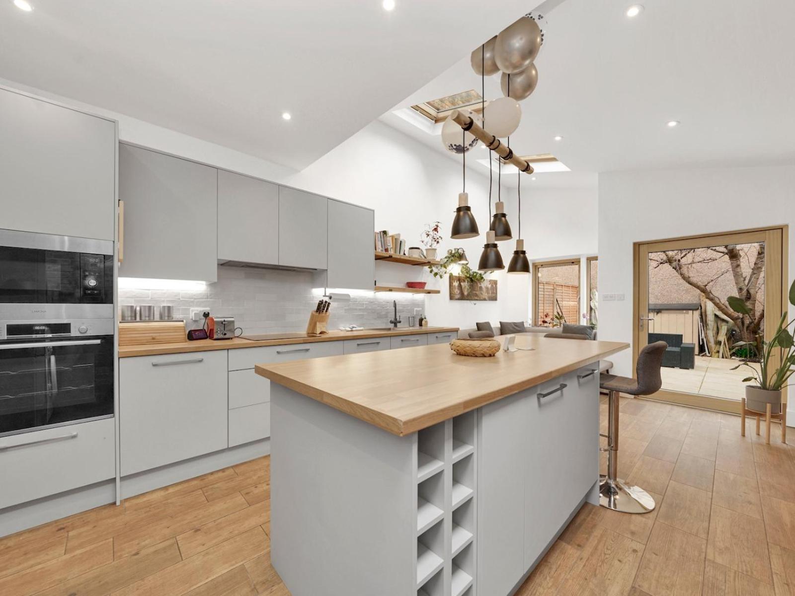 Pass The Keys Family W Beautiful Renovated Kitchen Holiday home London