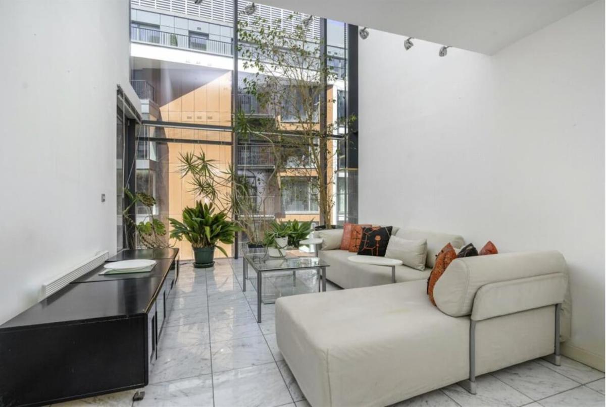 Modern Duplex In Apartment London