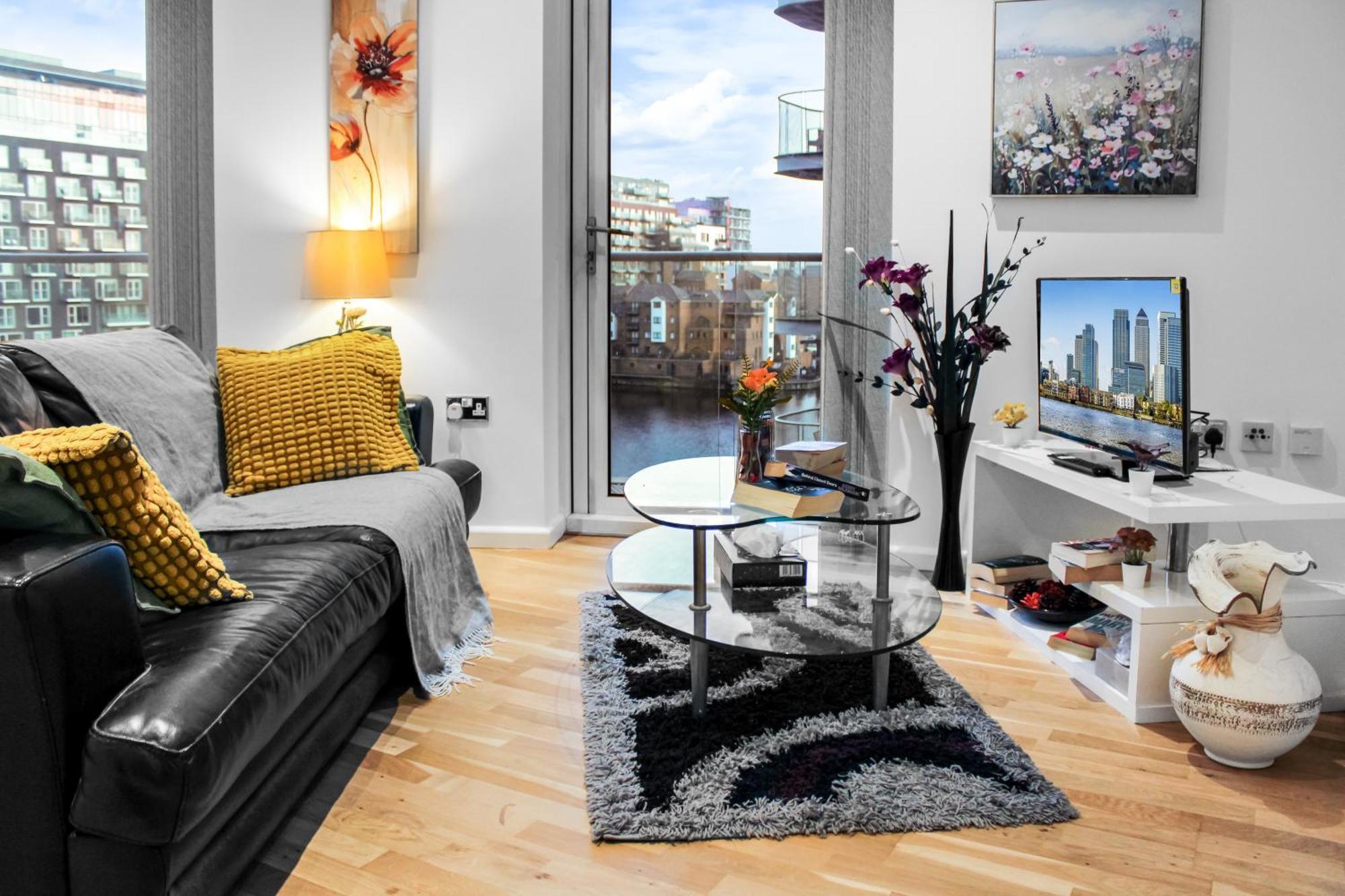 5 Minutes To Station, River Views, Balcony, Gym London