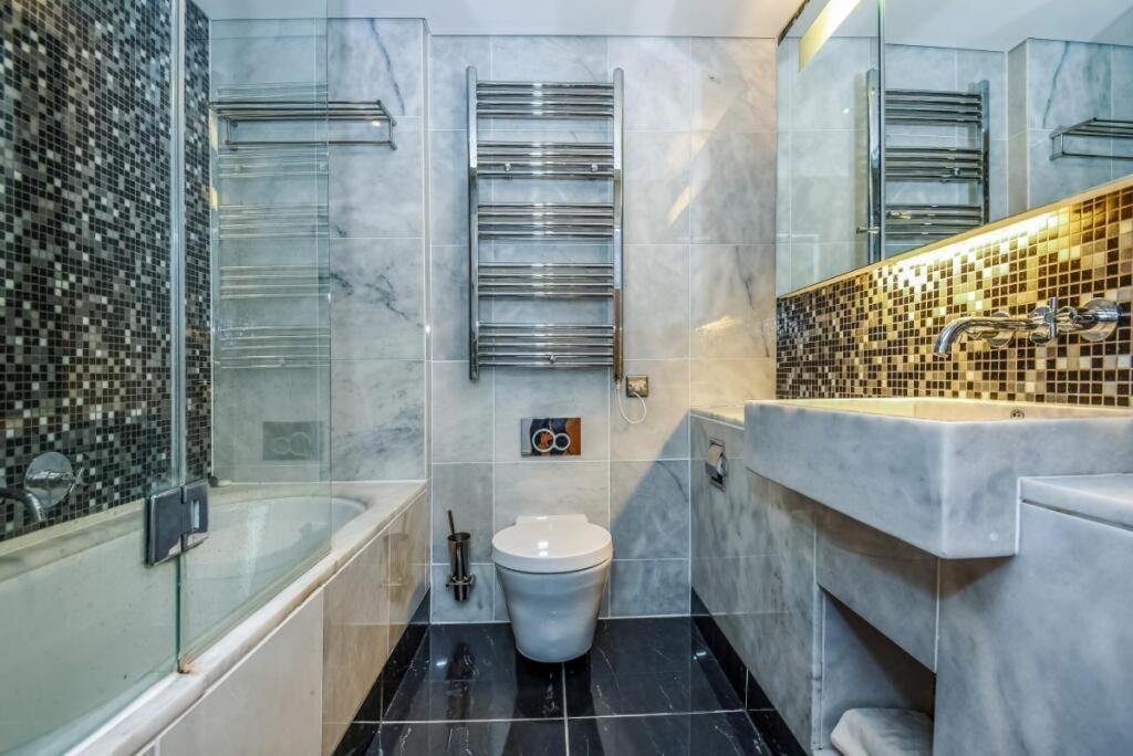 5 Minutes To Station, River Views, Balcony, Gym Apartment