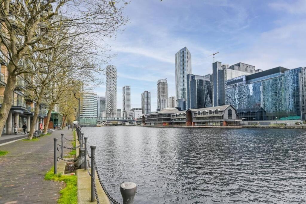 Apartment 5 Minutes To Station, River Views, Balcony, Gym