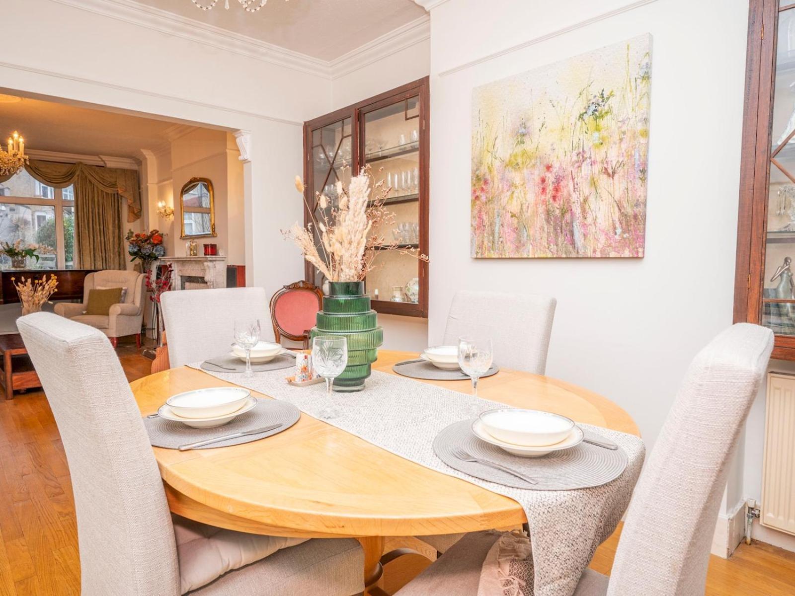 Holiday home Spacious 3bedroom House Near Crystal Palace Pass The Keys *