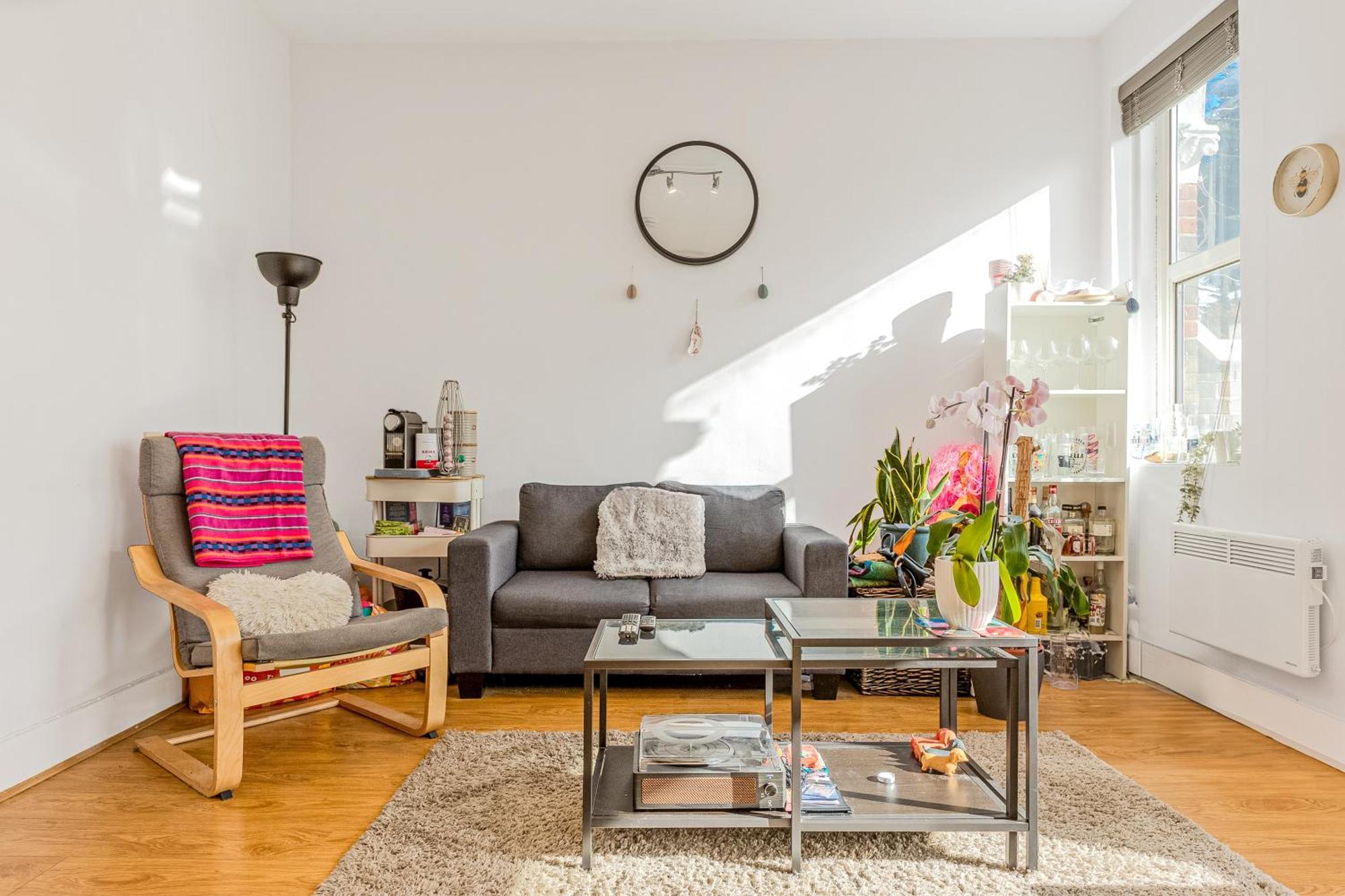 New Listing! 2br Flat With Patio In Clapham Common *