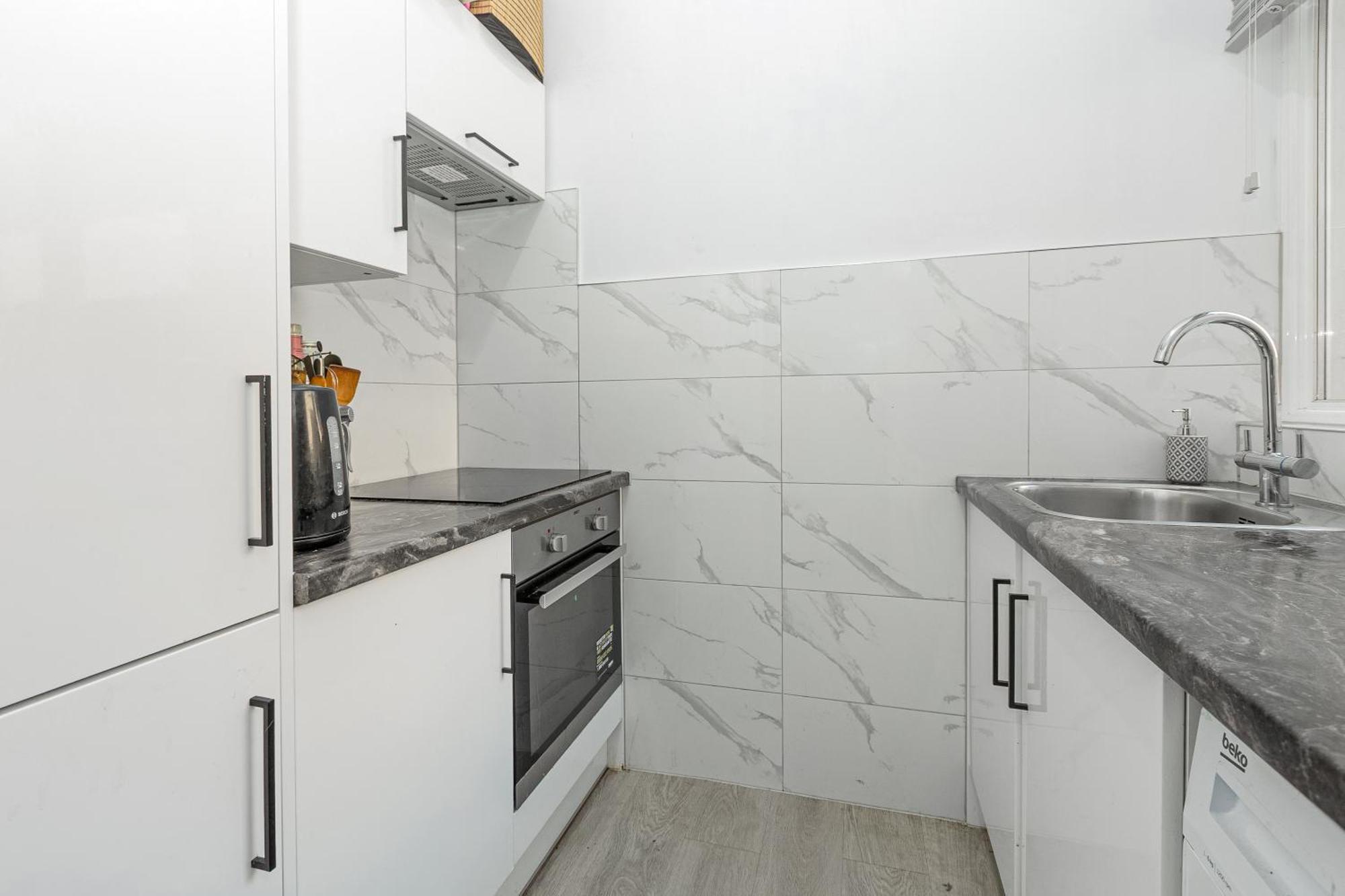 New Listing! 2br Flat With Patio In Clapham Common