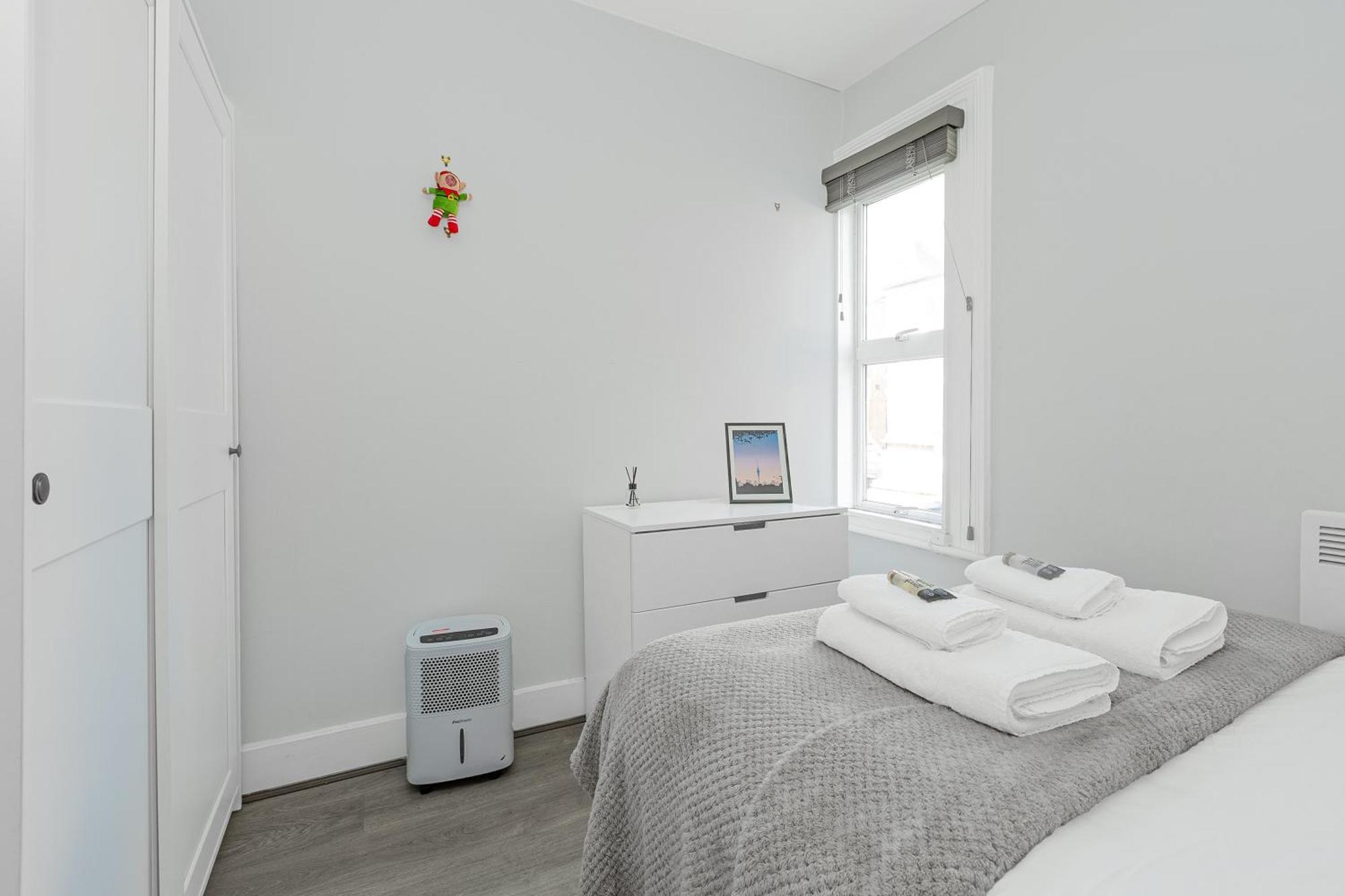 New Listing! 2br Flat With Patio In Clapham Common London