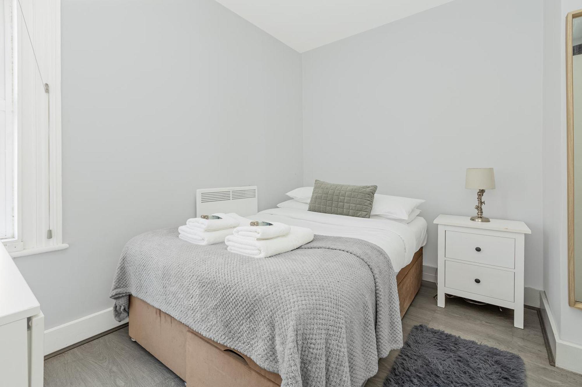New Listing! 2br Flat With Patio In Clapham Common * London