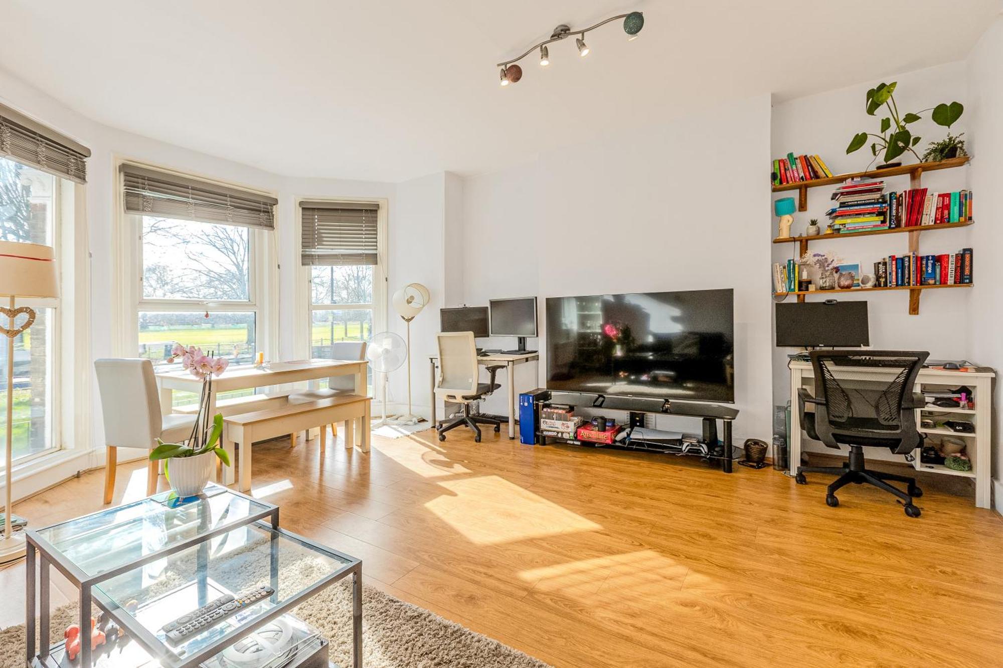 New Listing! 2br Flat With Patio In Clapham Common Apartment London