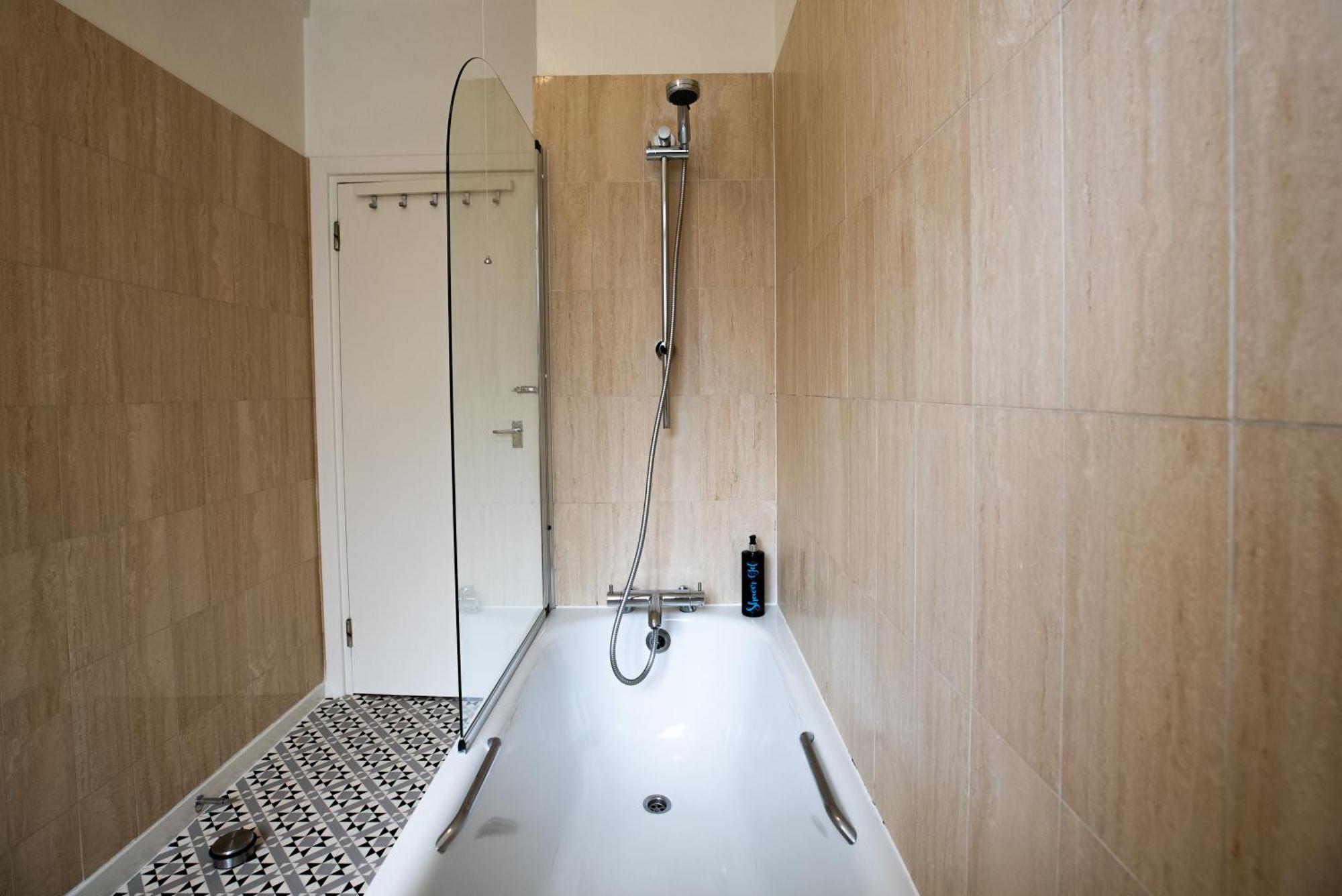 Location, Perfect For Attractions & West End Apartment