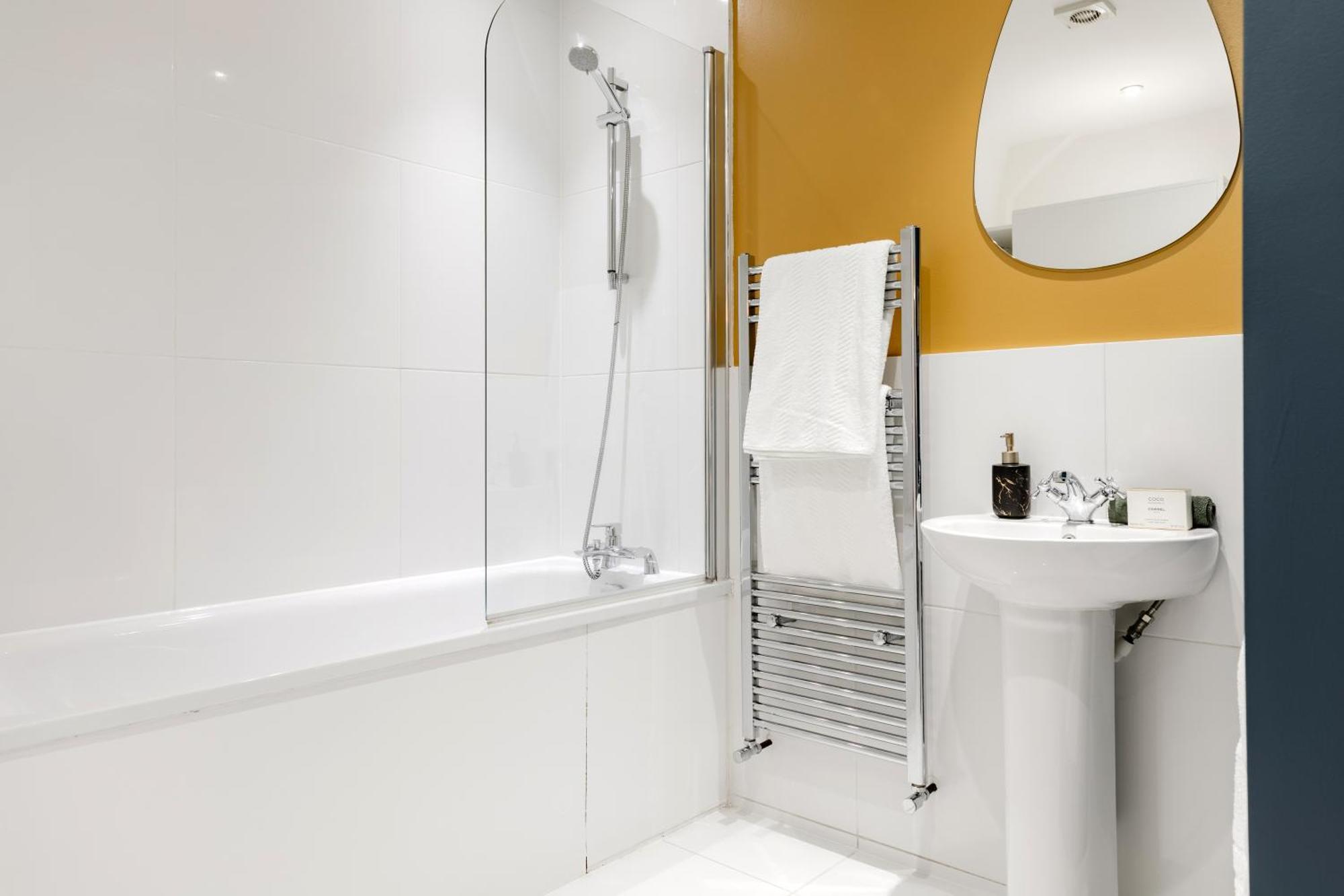 Off Oxford Circus! Large Unique Artist's Family And Friends Apartment London