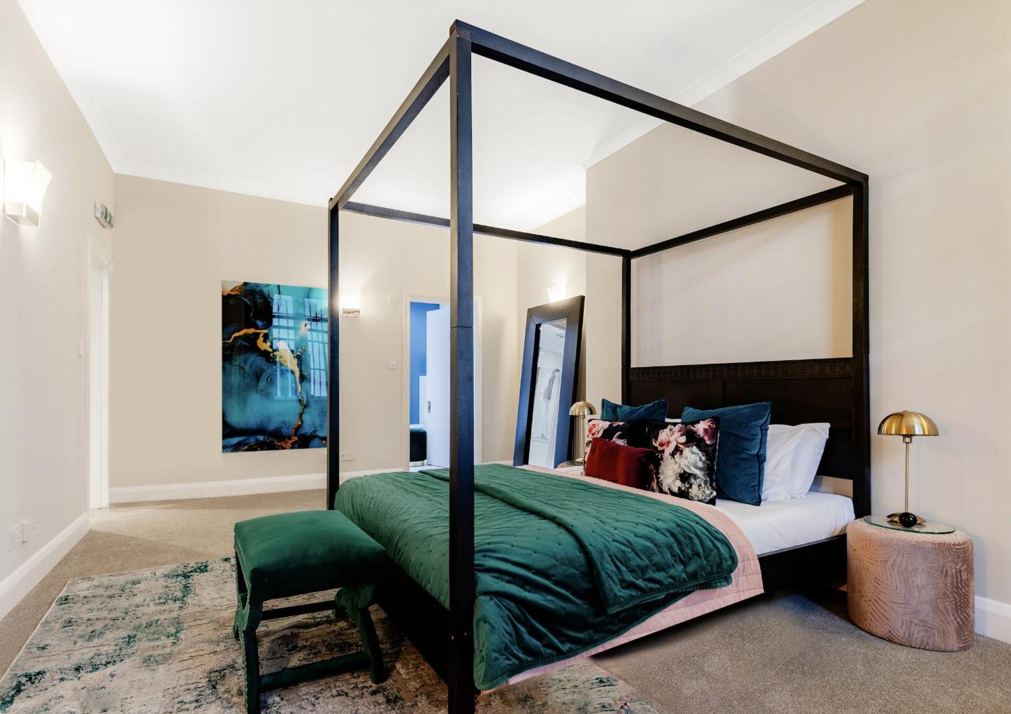 Off Oxford Circus! Large Unique Artist's Family And Friends Apartment *