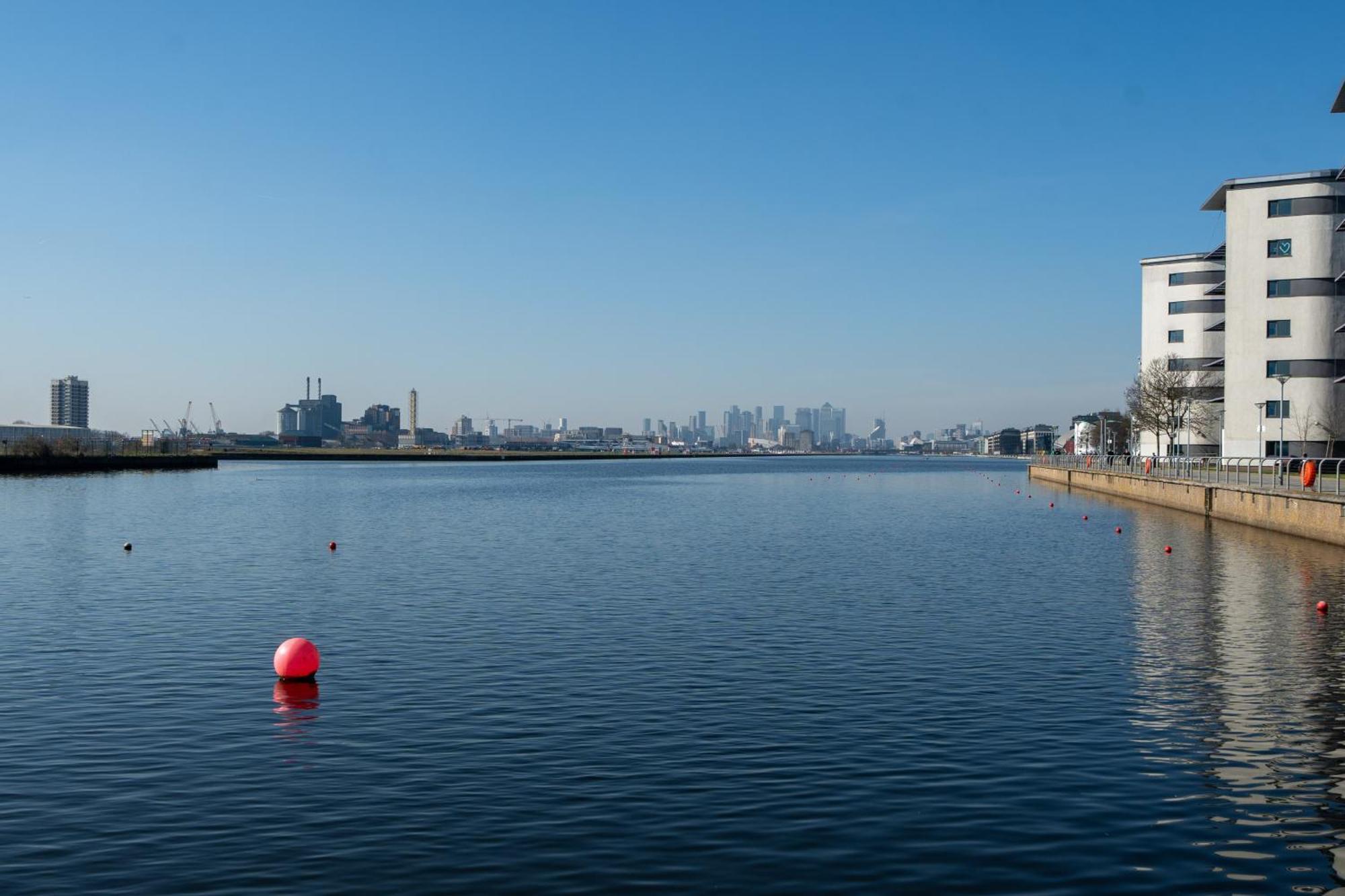 Apartment Chic Lakeside W Free Parking Near Excel *