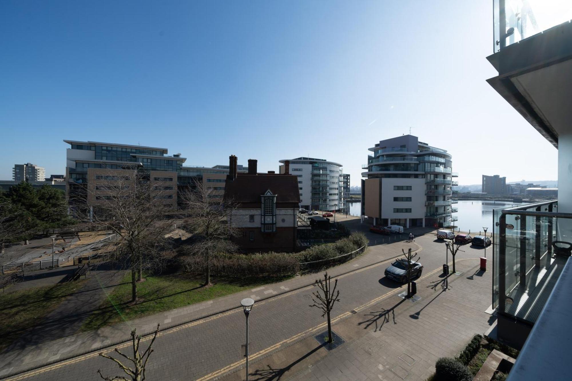 Chic Lakeside W Free Parking Near Excel Apartment