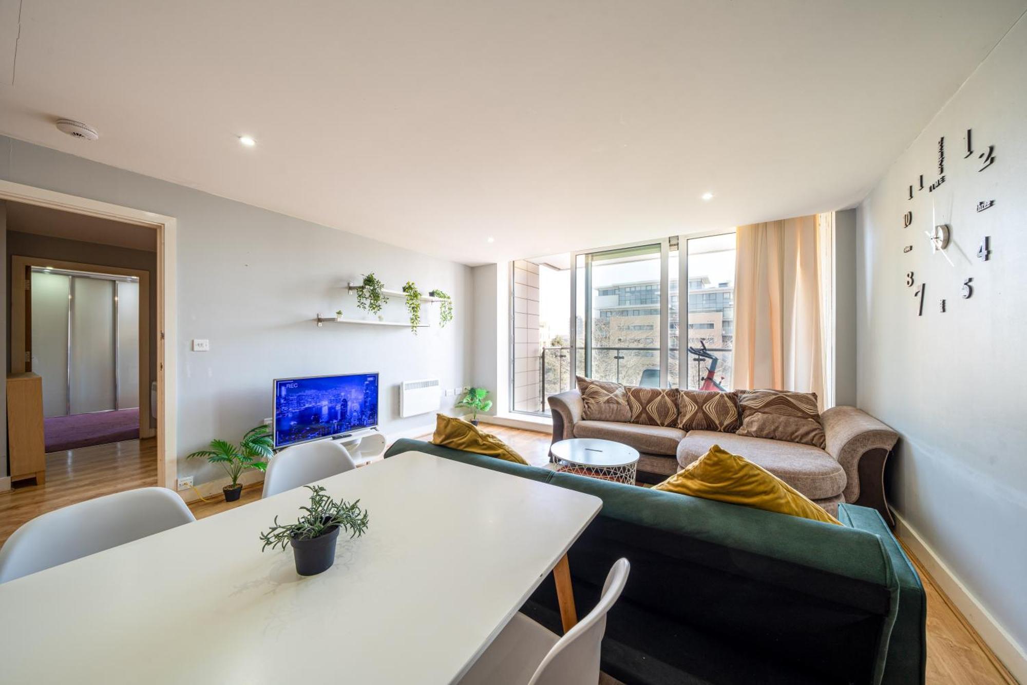 Chic Lakeside W Free Parking Near Excel Apartment London