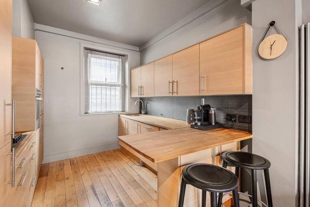 Spacious On Chapel Market London