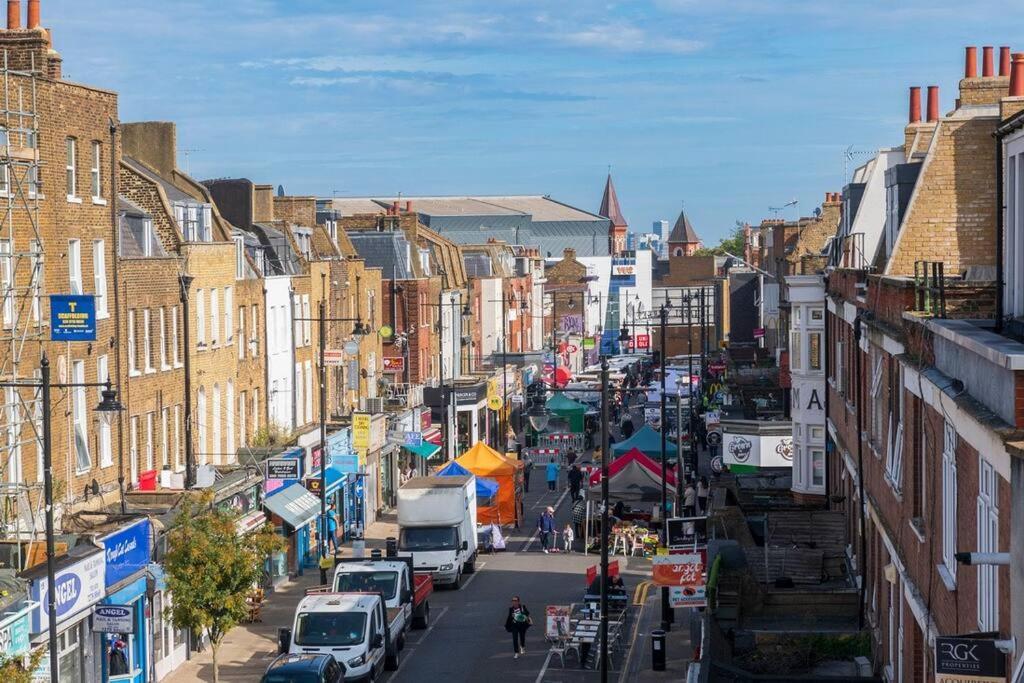 Spacious On Chapel Market London