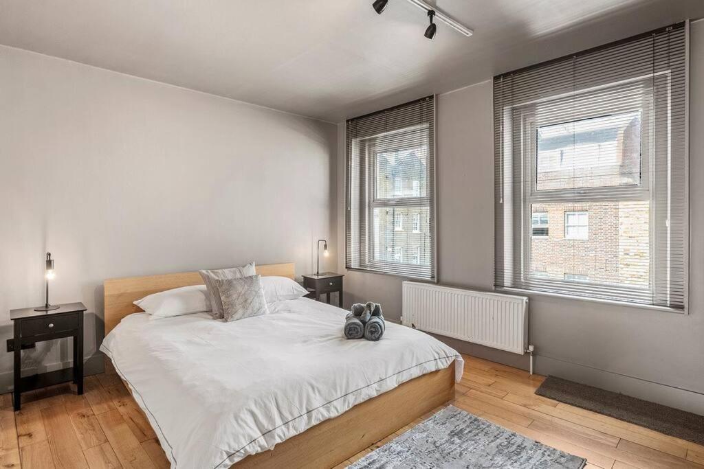 Spacious On Chapel Market London