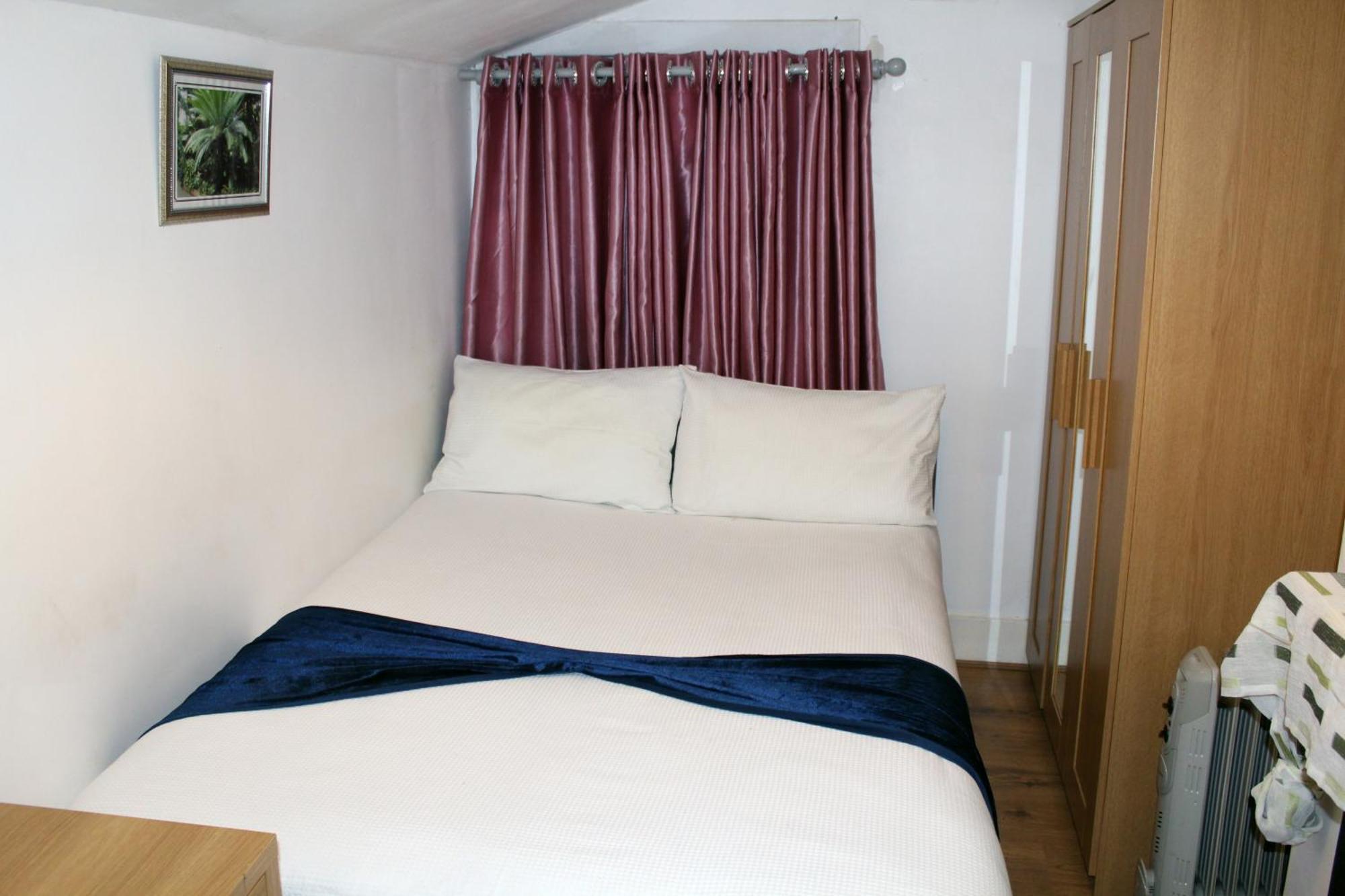Holiday home Spacious 4-bed House - Sleeps 5 Garden & Parking *