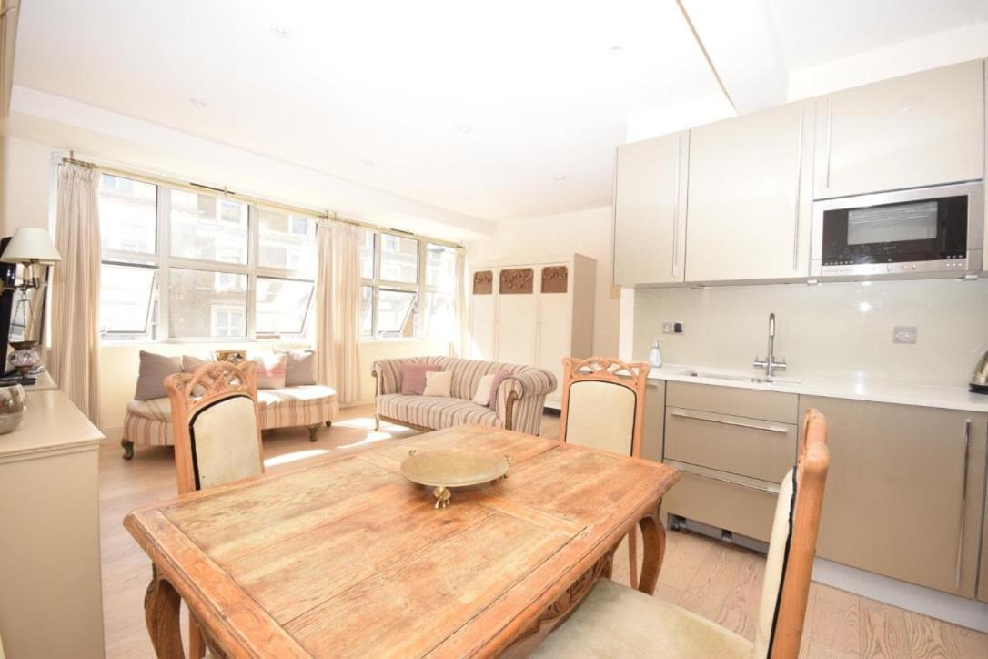 Stylish One Bedroom Oasis, Kensington Apartment *