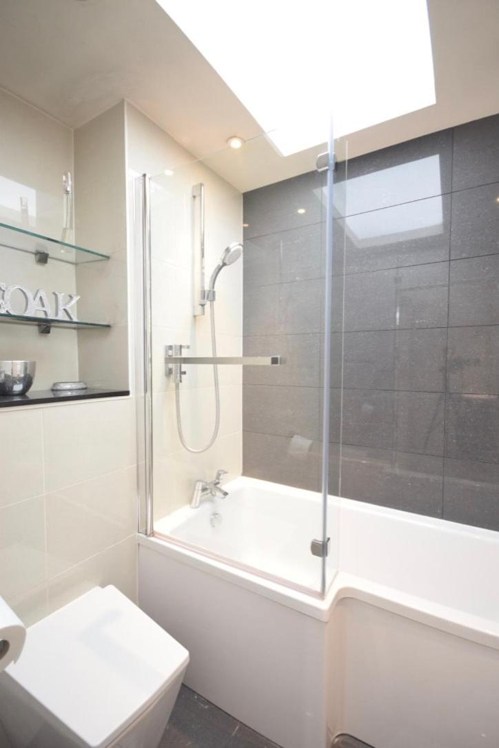 Stylish One Bedroom Oasis, Kensington Apartment