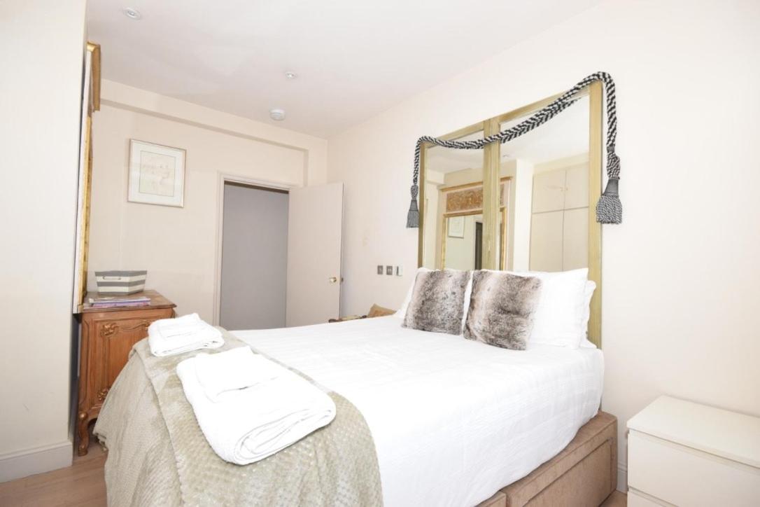Stylish One Bedroom Oasis, Kensington