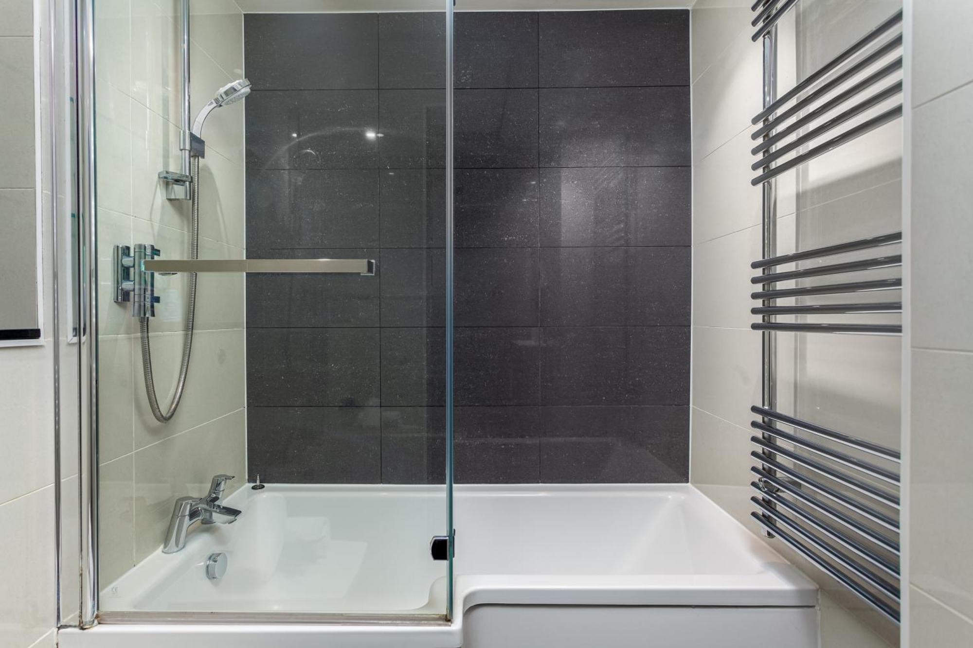 Stylish One Bedroom Oasis, Kensington Apartment *