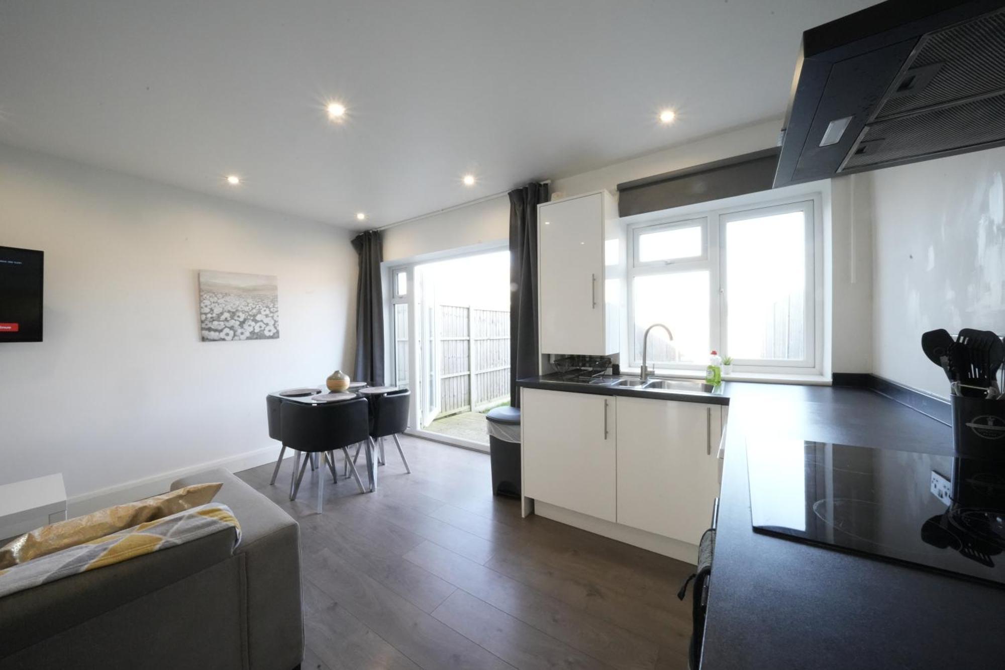 Hatton Apartments: Airport-adjacent With Free Parking And Underground Access Apartment London