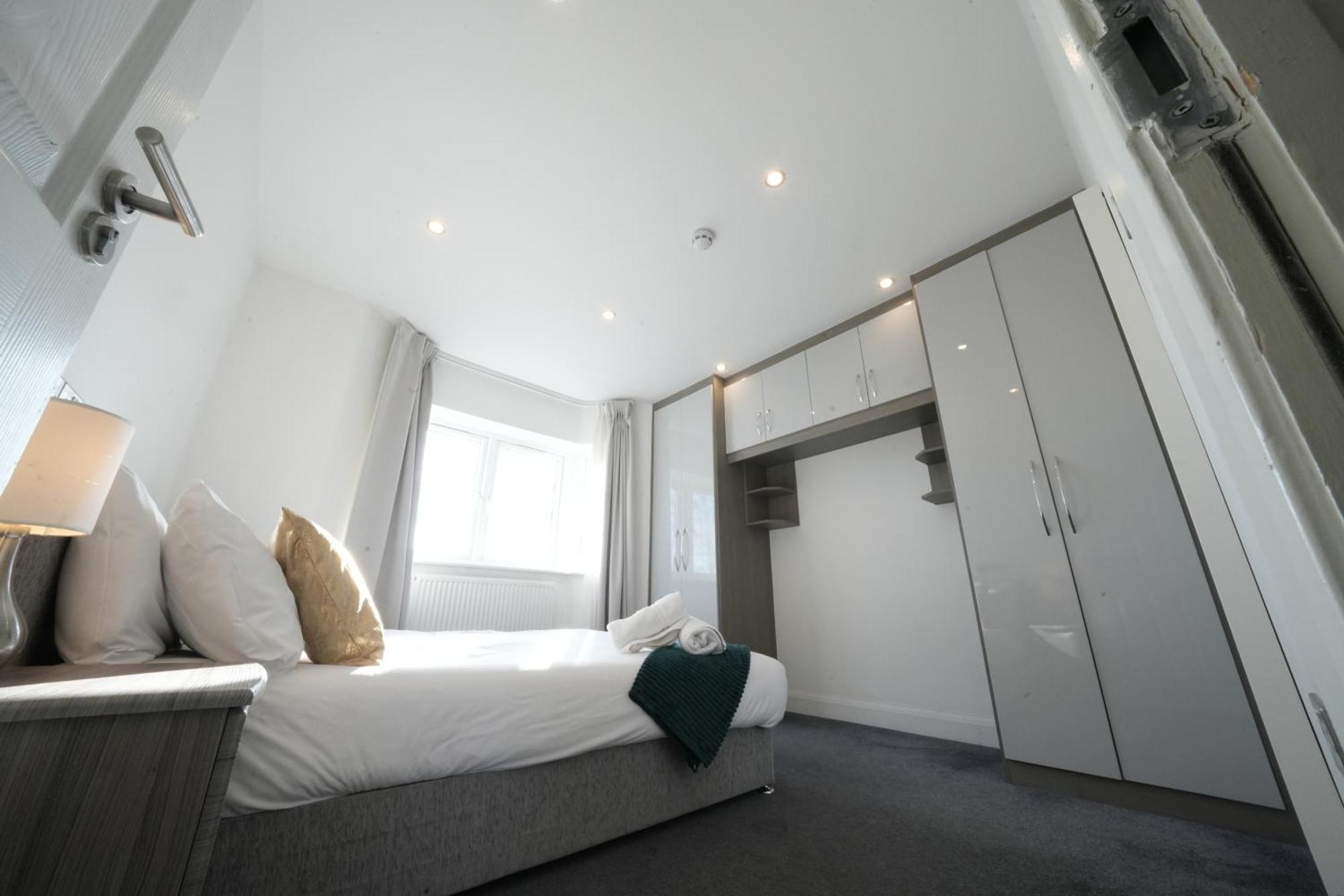 Hatton Apartments: Airport-adjacent With Free Parking And Underground Access Apartment London