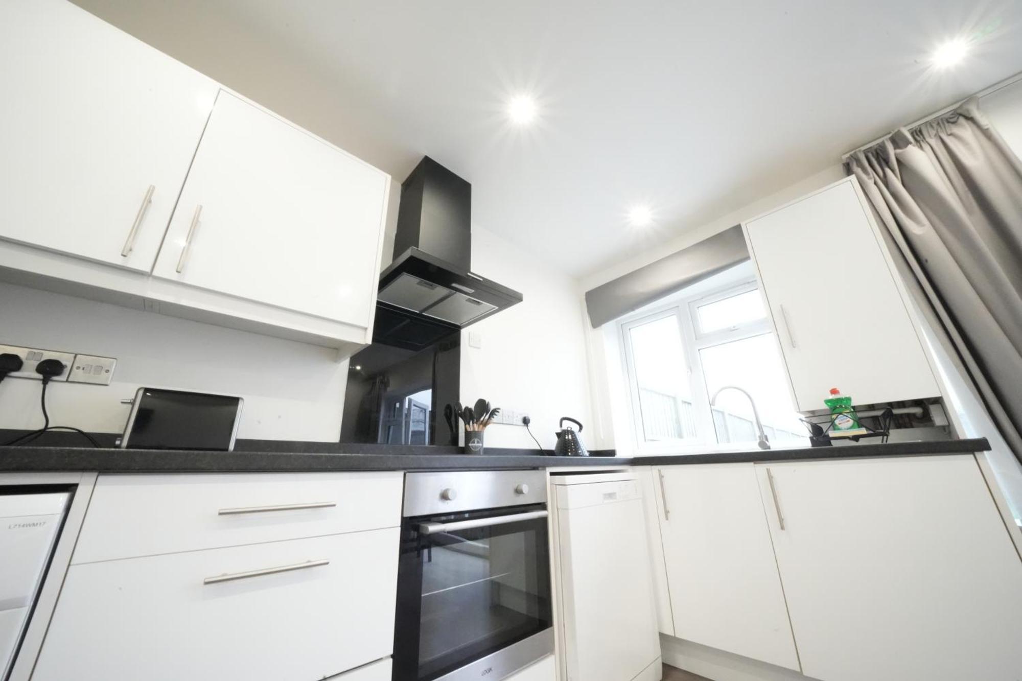 Hatton Apartments: Airport-adjacent With Free Parking And Underground Access * London