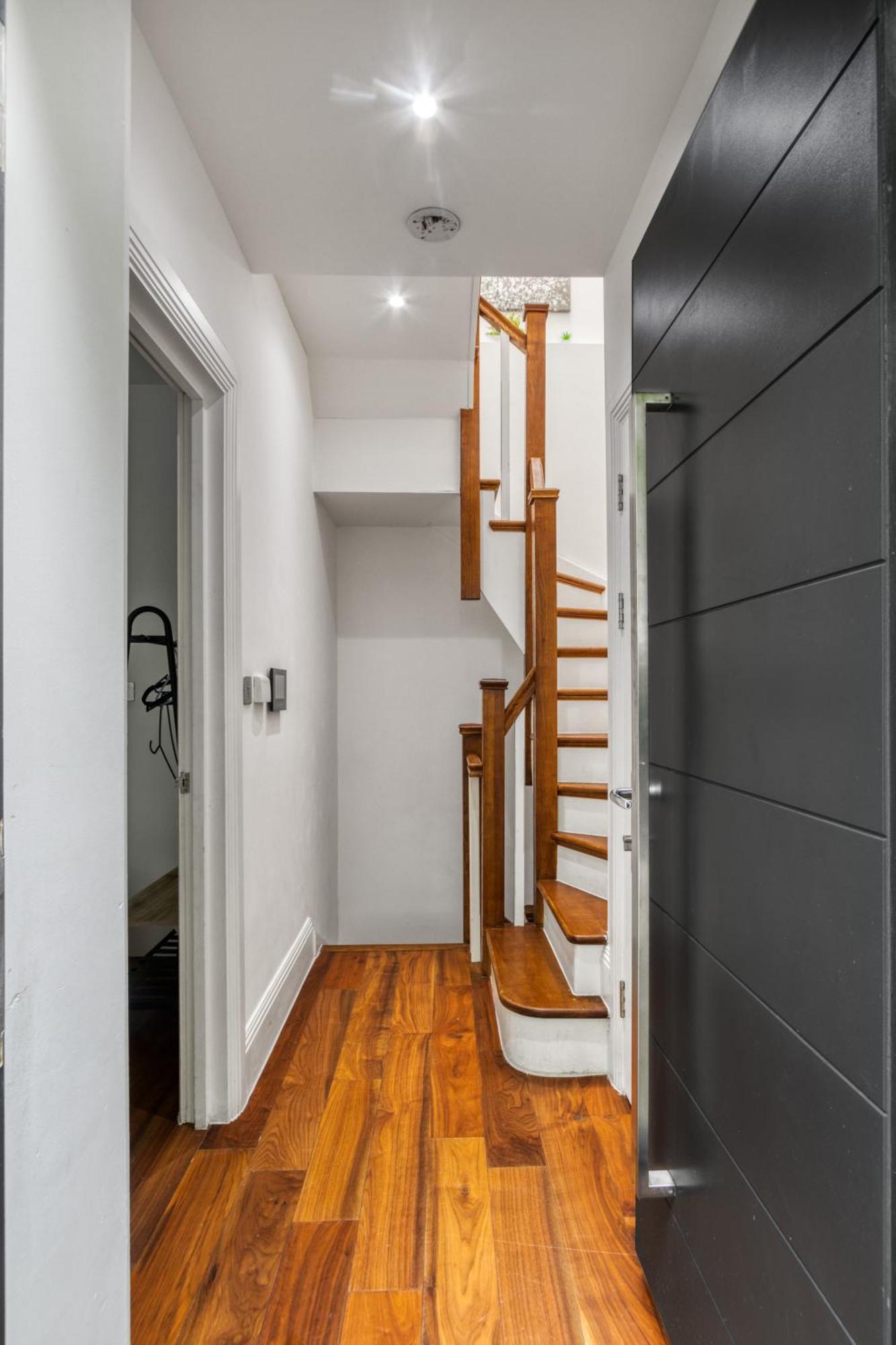 Unique Stylish Duplex 2br 2ba Balcony * London