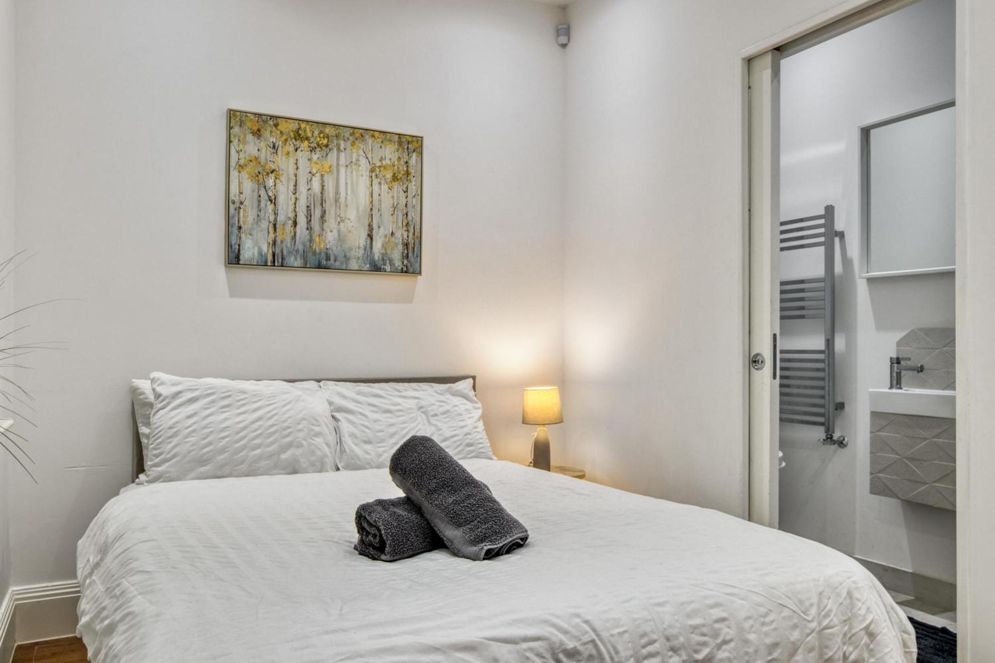 Unique Stylish Duplex 2br 2ba Balcony Apartment