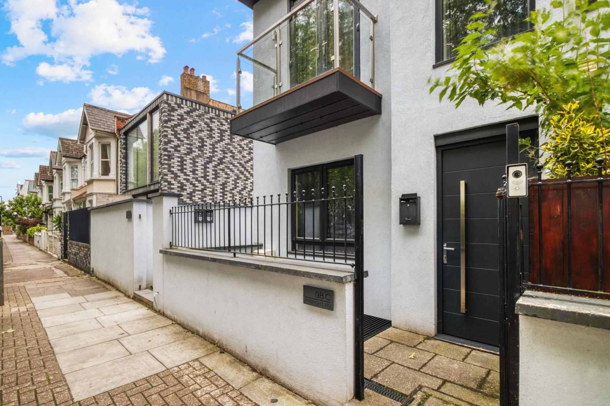 Unique Stylish Duplex 2br 2ba Balcony *