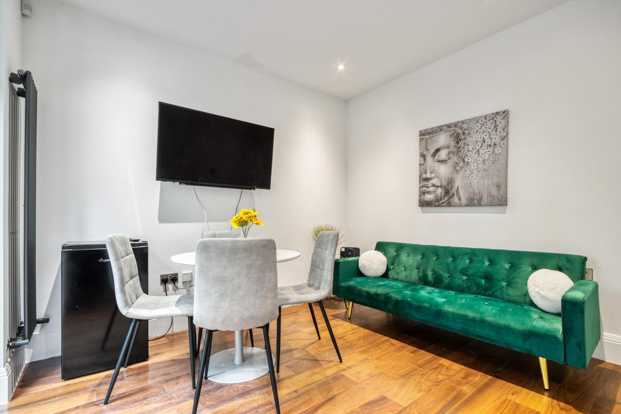 Unique Stylish Duplex 2br 2ba Balcony Apartment *