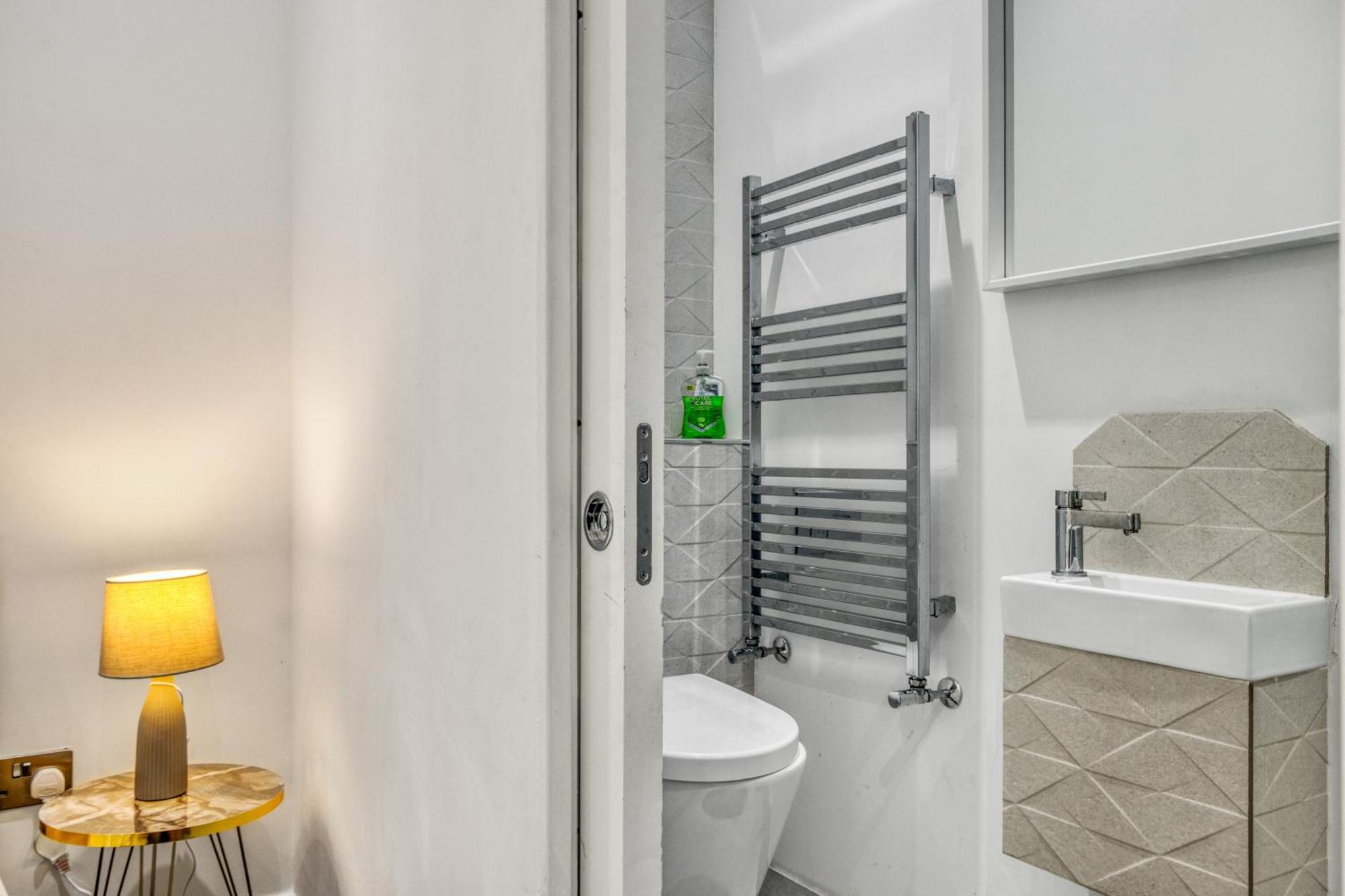 Unique Stylish Duplex 2br 2ba Balcony Apartment London