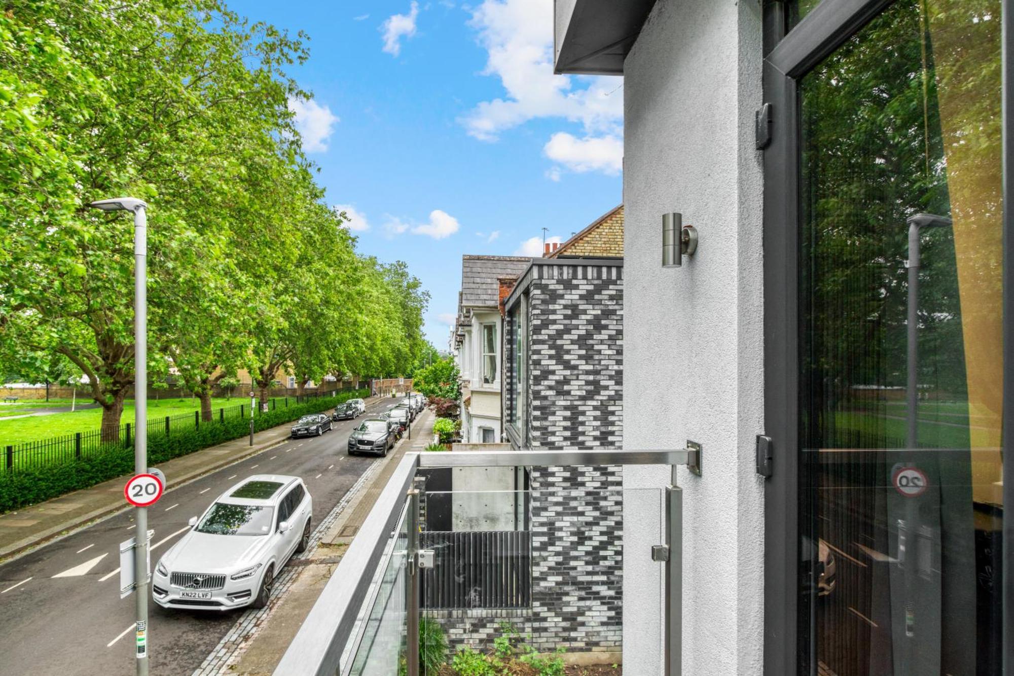 Unique Stylish Duplex 2br 2ba Balcony * London