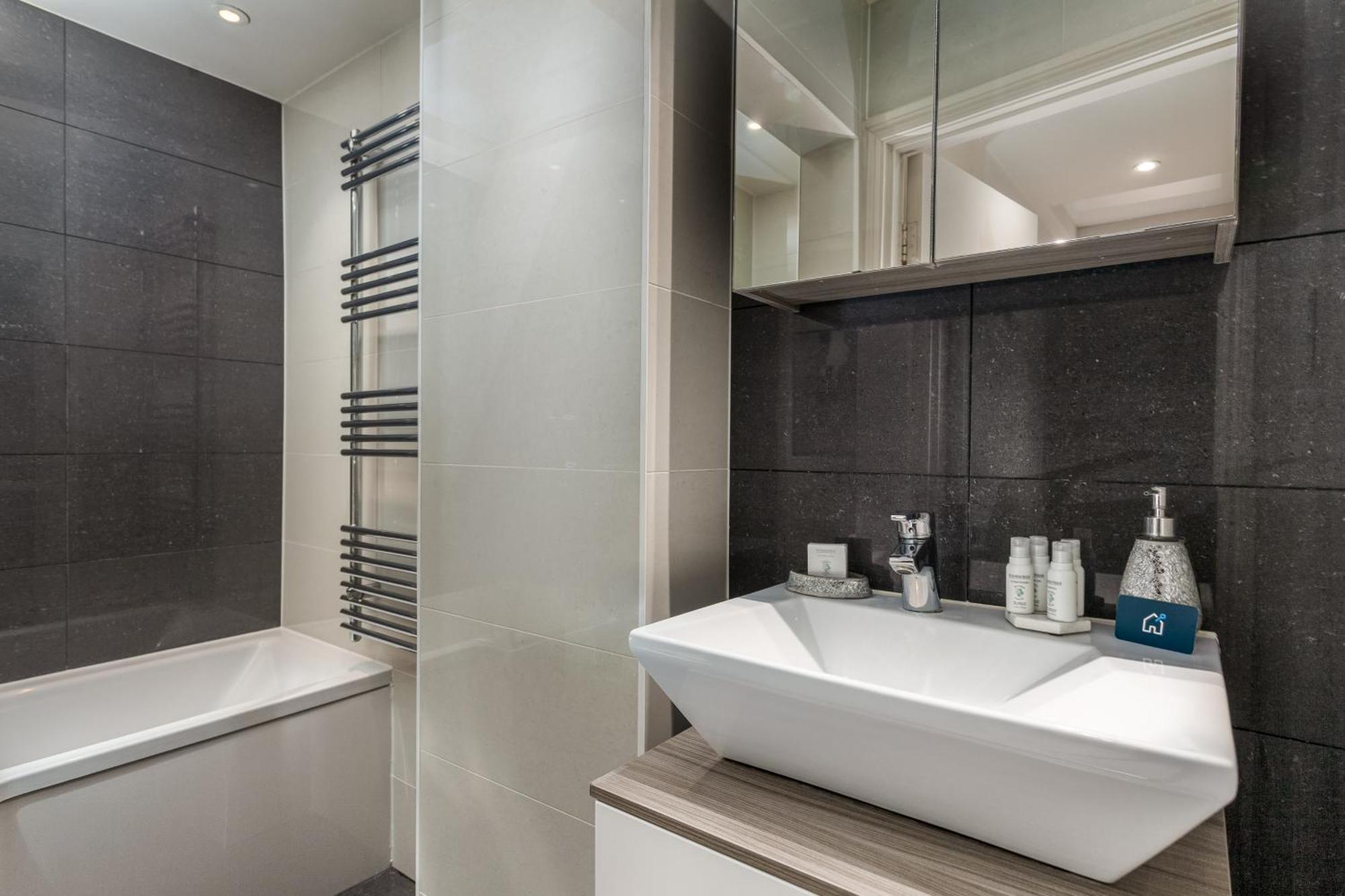 Apartment Stylish One Bedroom Oasis, Kensington *