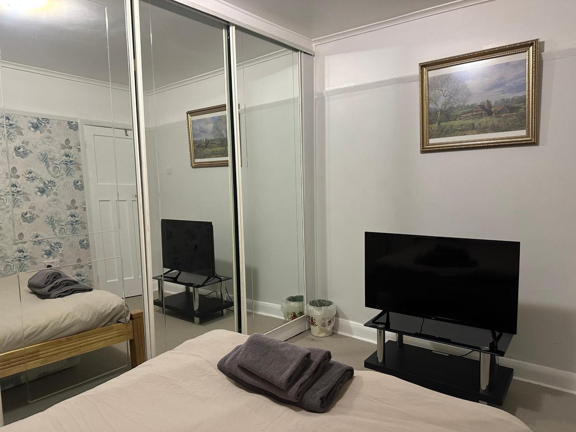 Eejs Charming 3 Bed - With Large Garden Hostel *