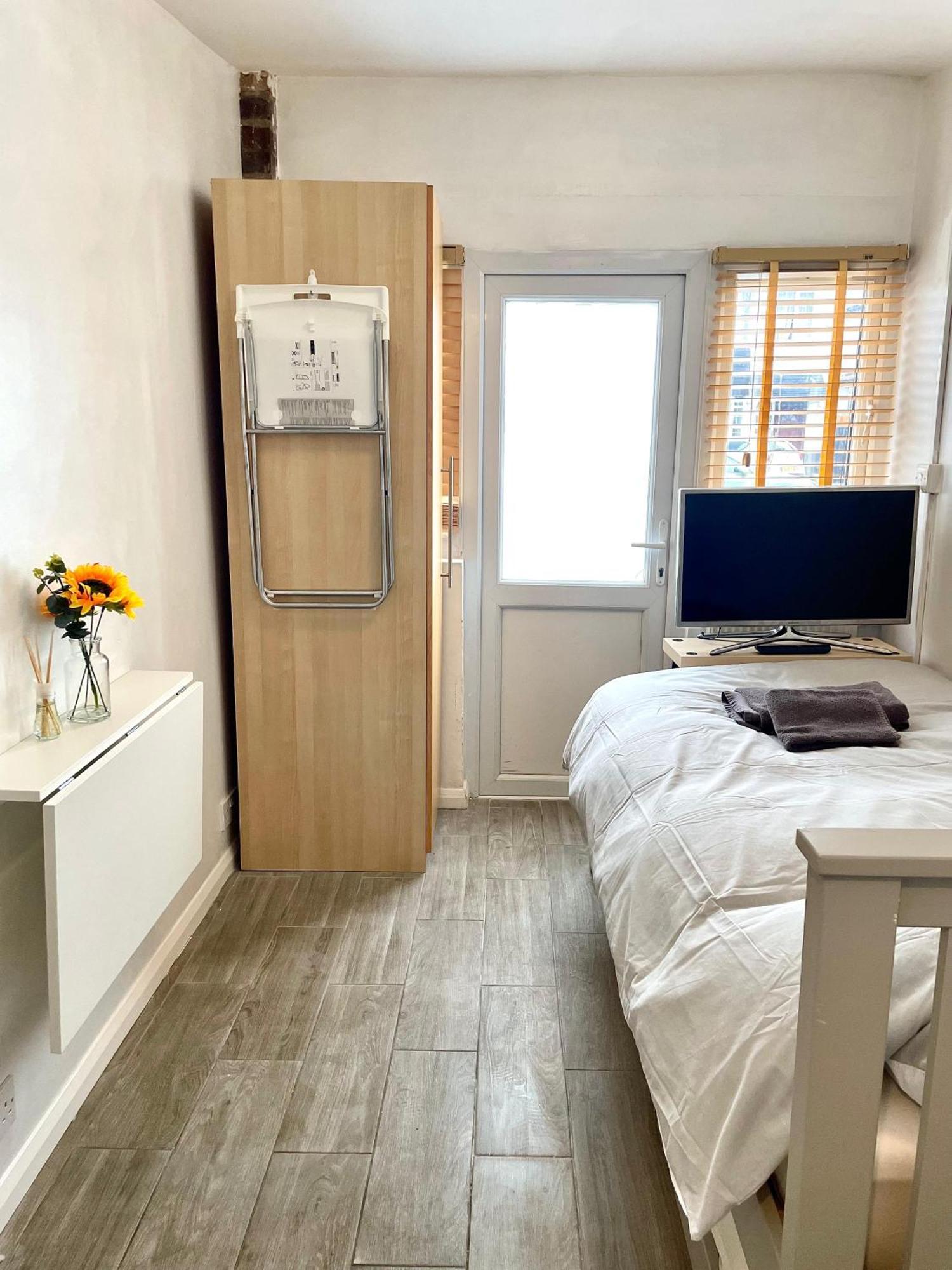 Hostel Eejs Charming 3 Bed - With Large Garden *