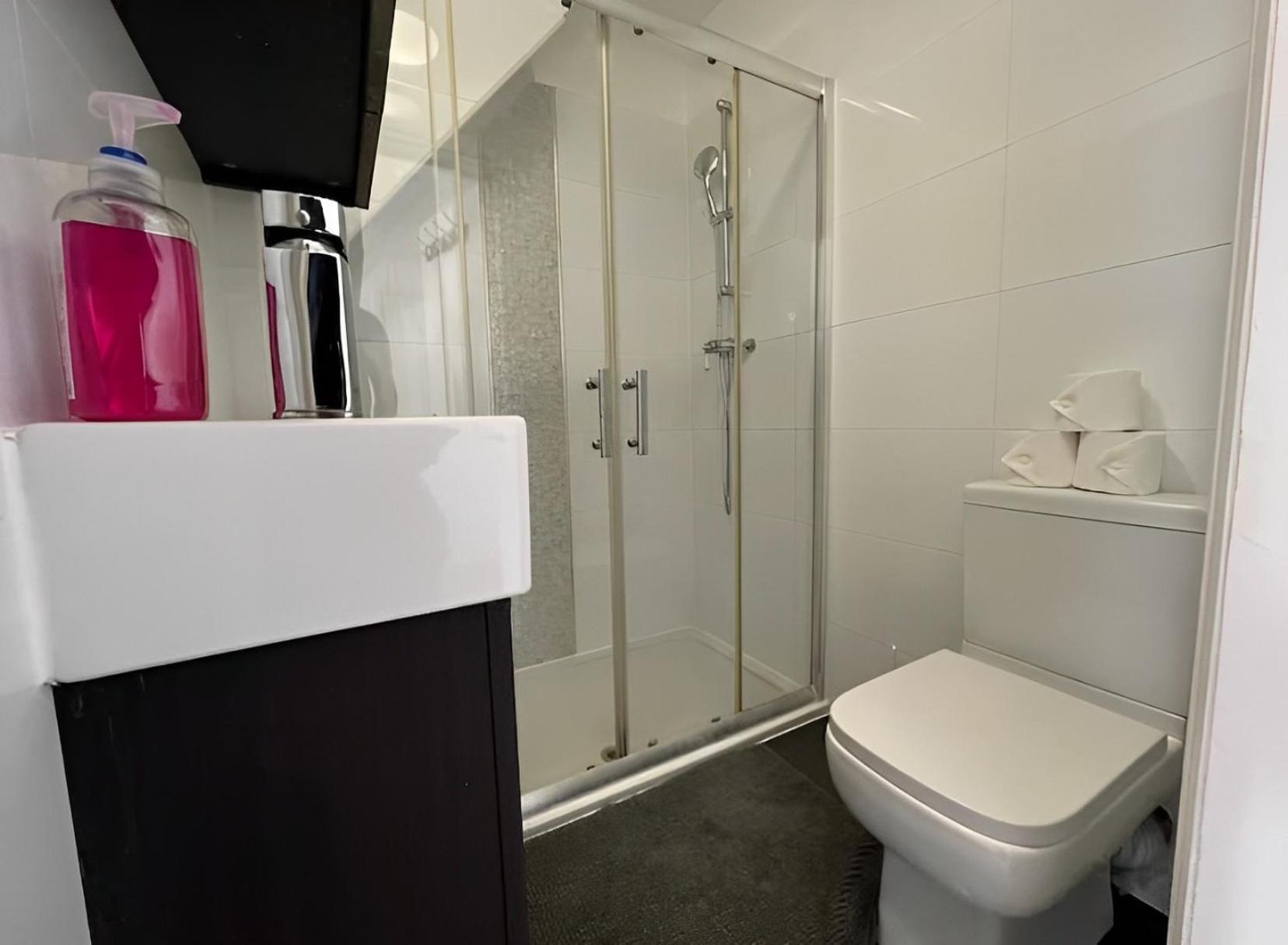 Apartment Compact Loftstudio For 4 People Shepherdsbush Nearcentre *