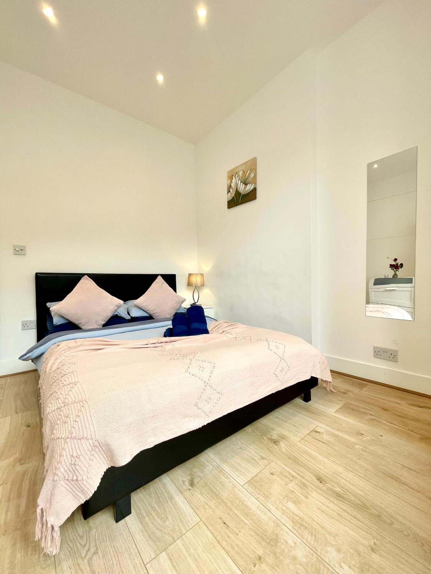 A Ground Floor One Double Bedroom Flat With Garden * London