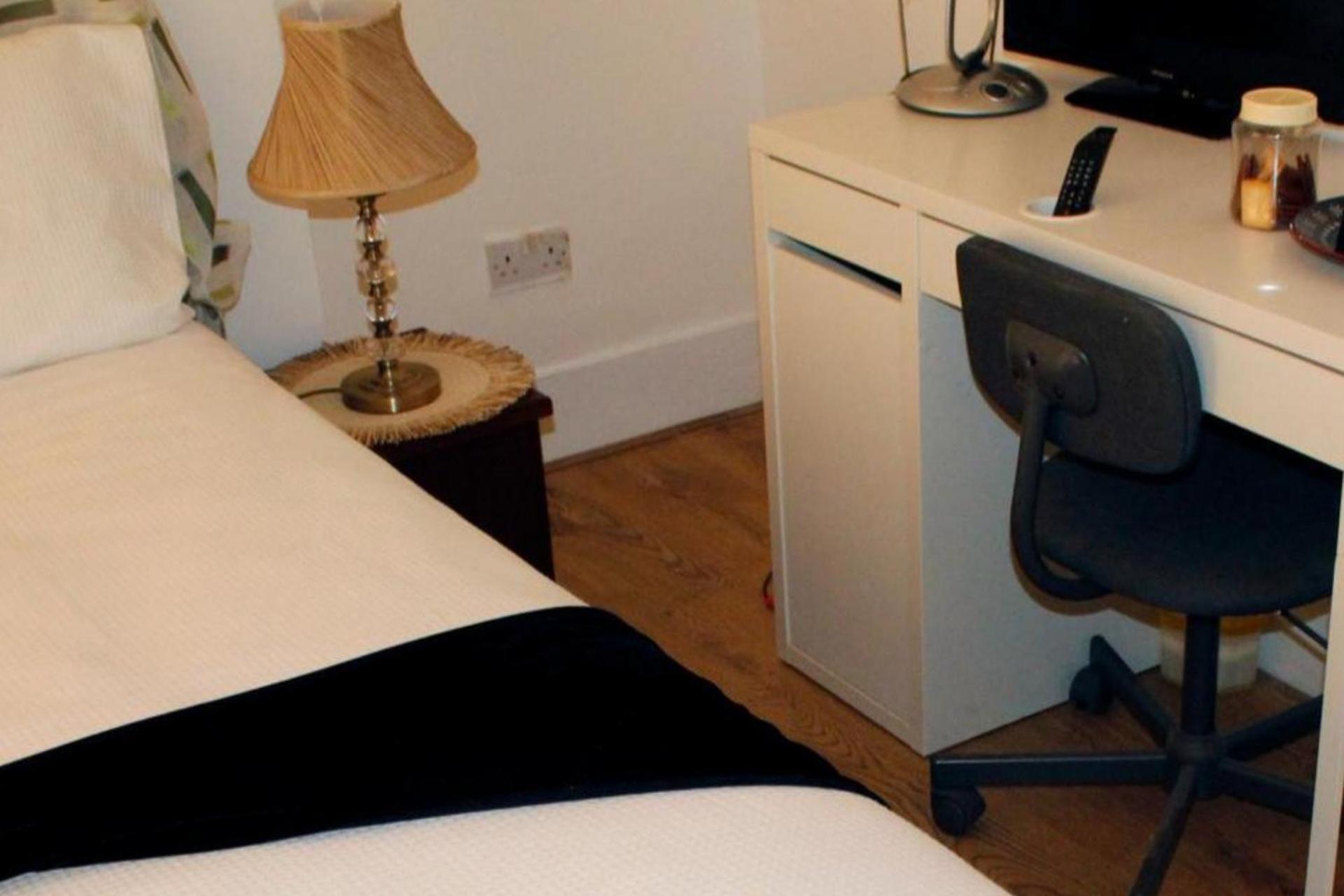 Holiday home Spacious 4-bed House - Sleeps 5 Garden & Parking *