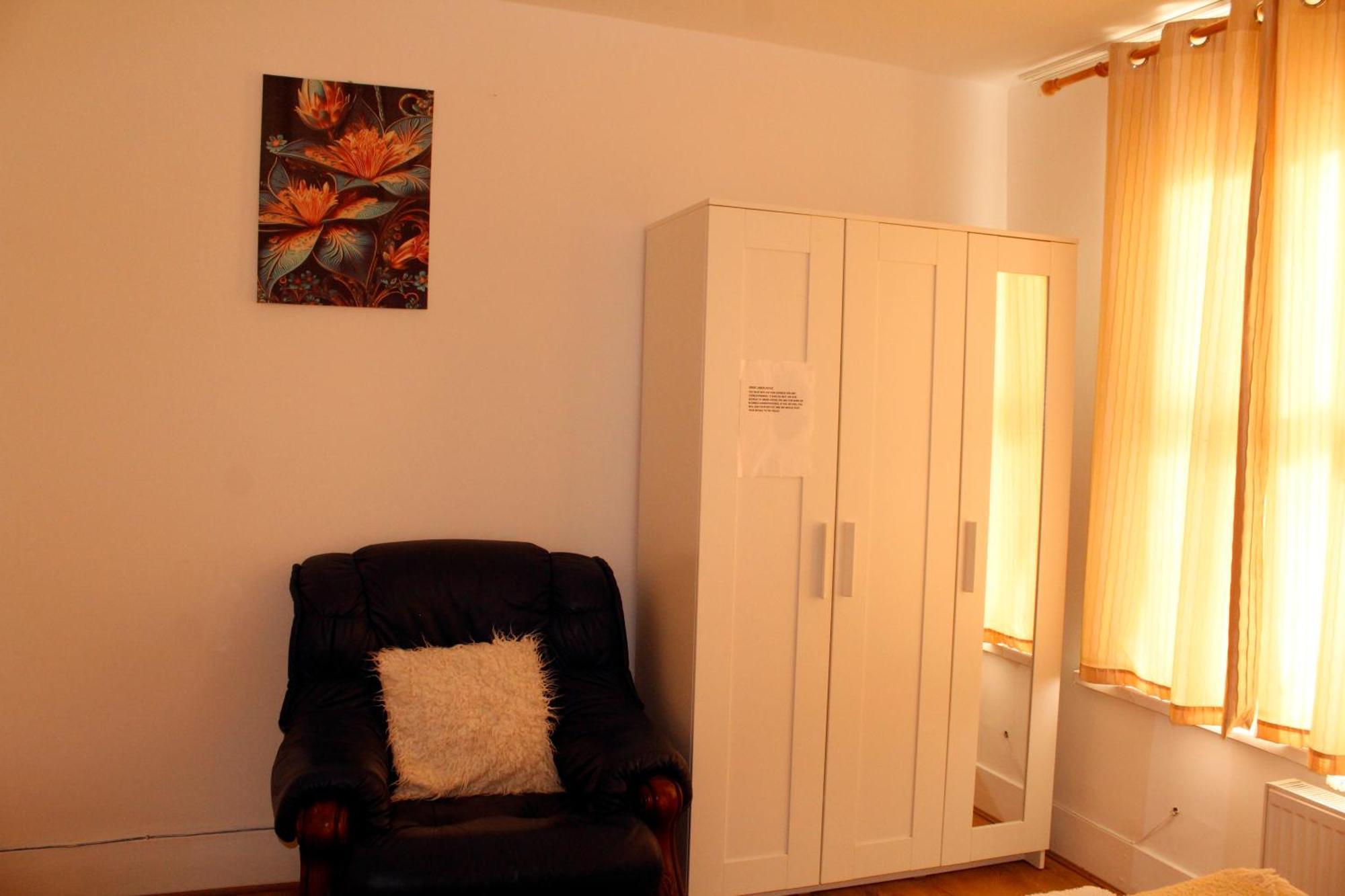 Spacious 4-bed House - Sleeps 5 Garden & Parking Holiday home