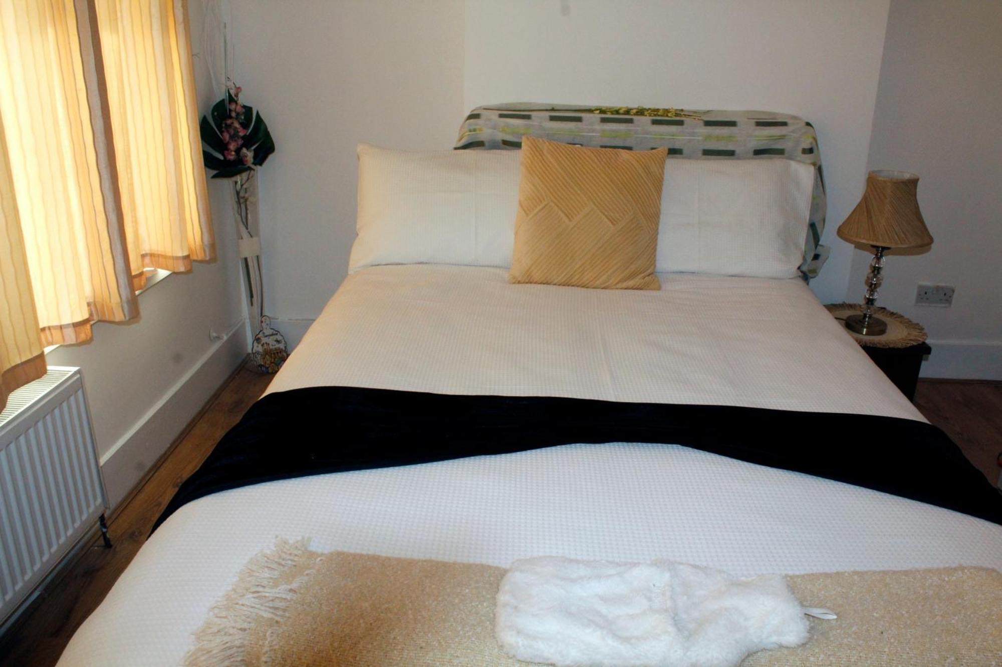 Spacious 4-bed House - Sleeps 5 Garden & Parking Holiday home